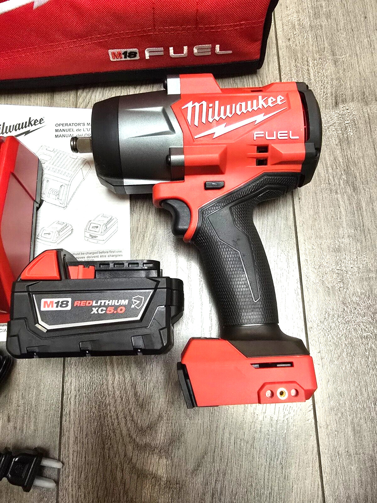Milwaukee M18 FUEL 1/2″ High Torque 1600 ft-lb Impact Wrench 1) Bat Kit 2967-21B