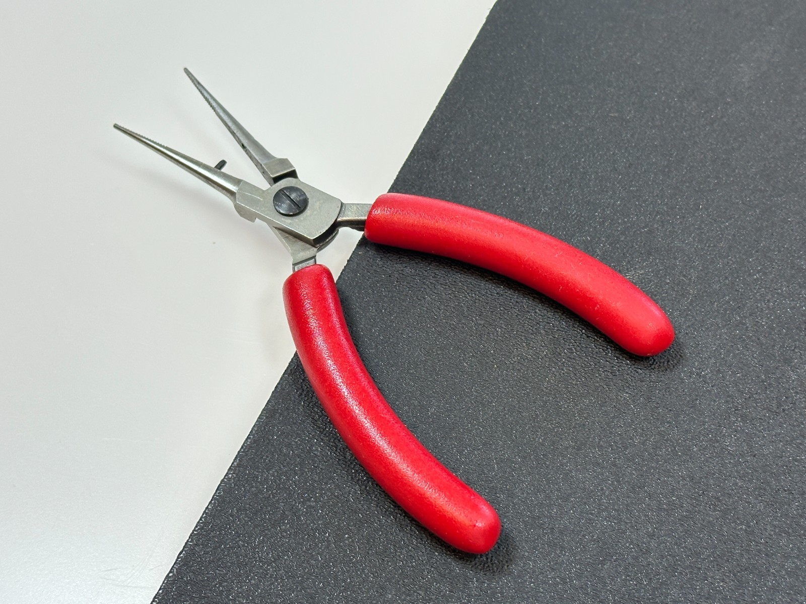 Snap-on Tools RED Soft Comfort Grip 5-1/2″ Needle Nose Precision Pliers P92055A