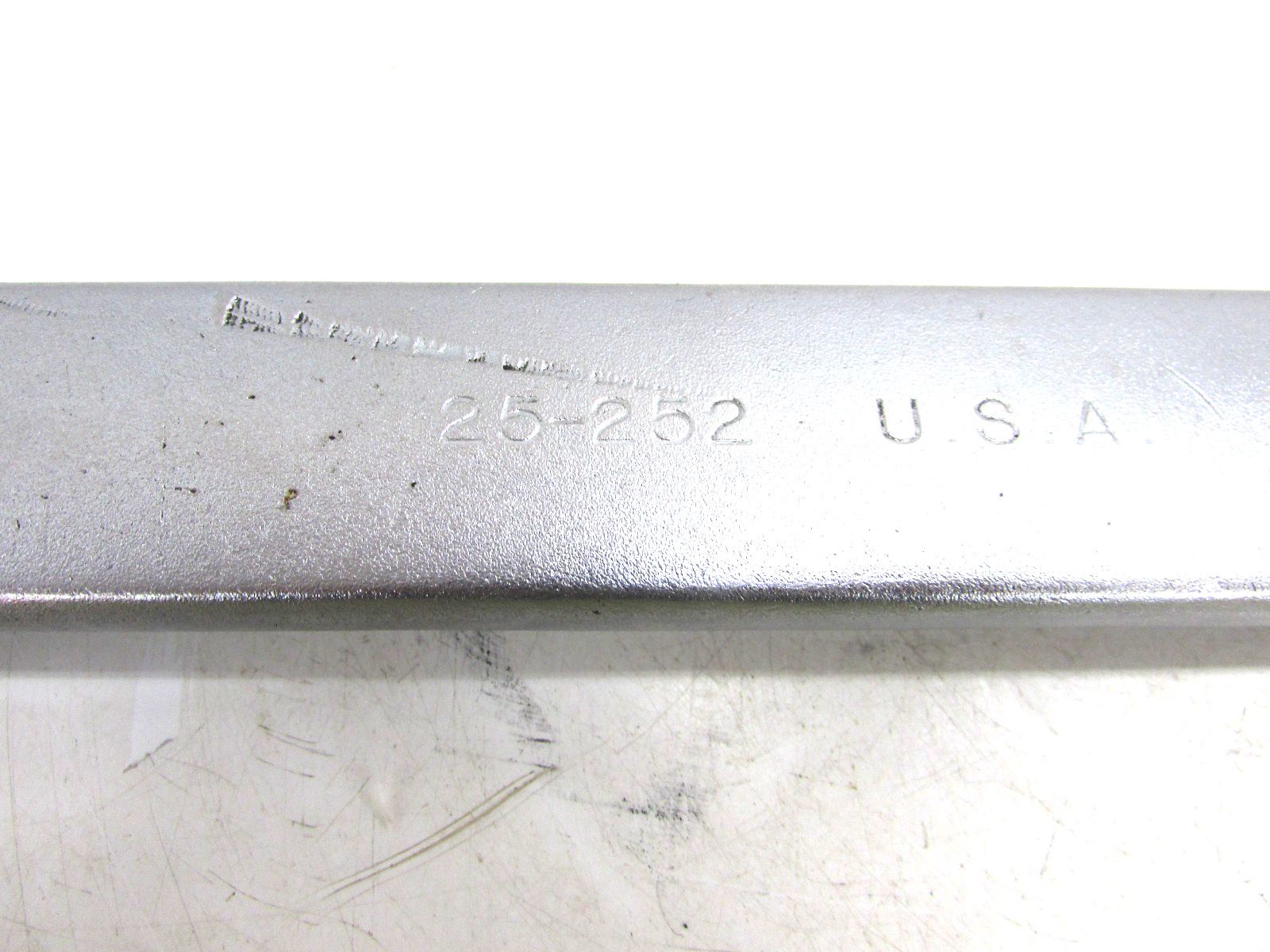 ARMSTRONG TOOLS 1-5/8″ COMBINATION WRENCH, 24-1/8″ LONG, 25-252, USA