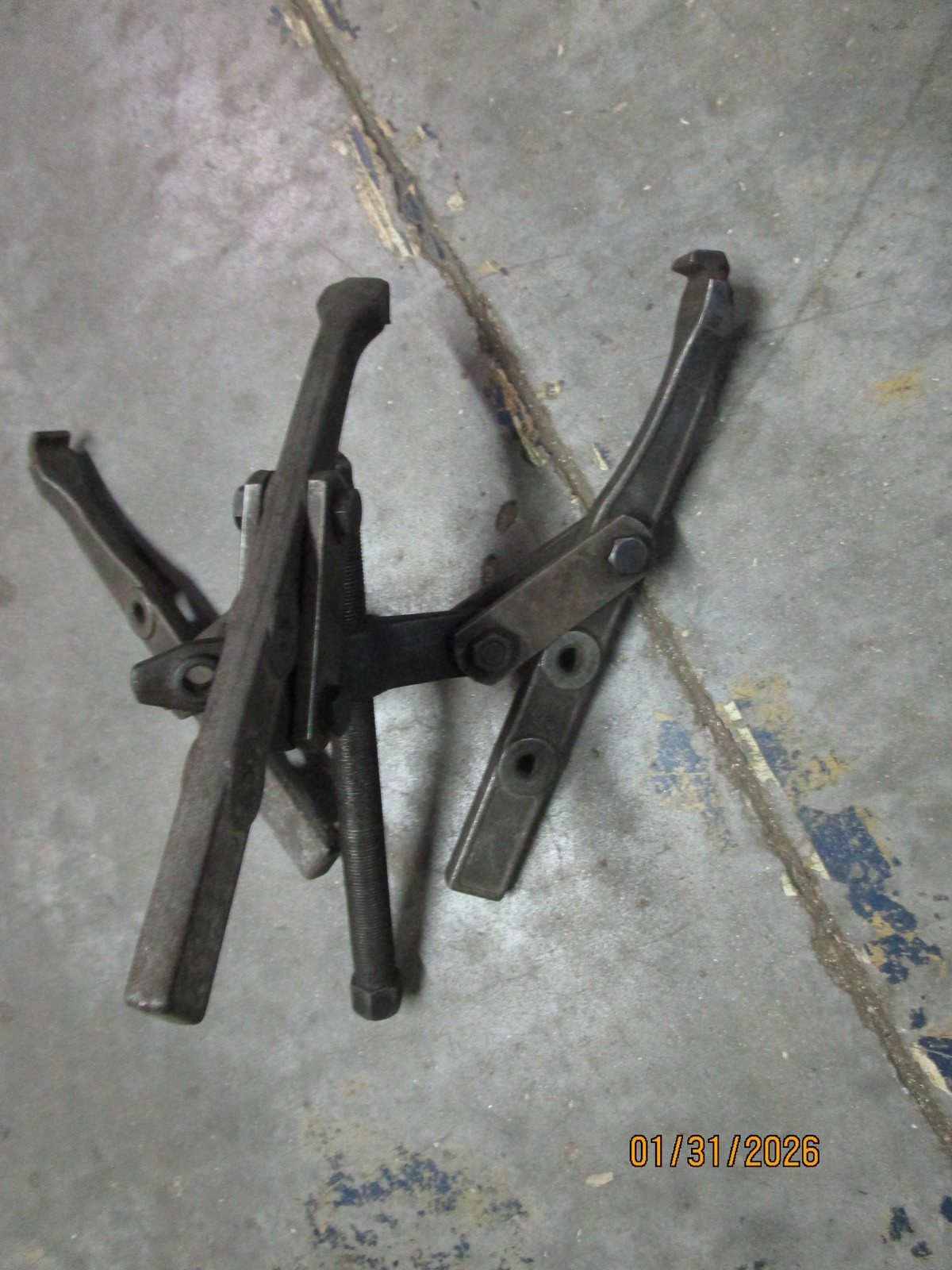 True Craft USA Large 3 or 4 Jaw Automotive Puller