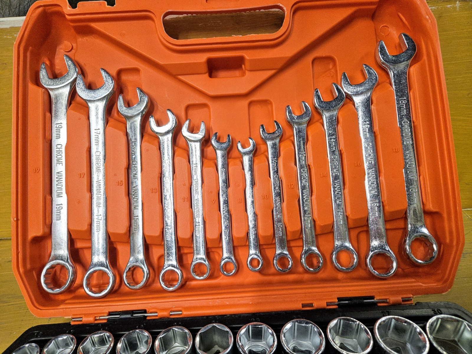 Mechanics tool kit. Socket Set, 1/2″ & 1/4″ Drive, Wrench Set Metric.