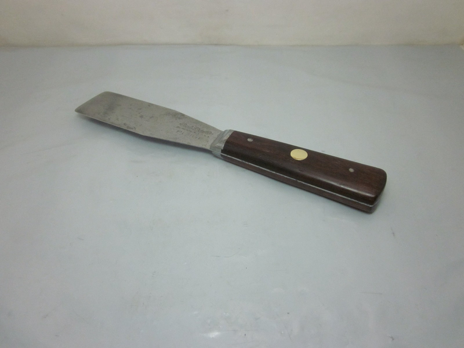 Red Devil 1&1/4″F Flexable Putty Knife Wood Handle 3 Pins USA 1940’s~1950’s Era