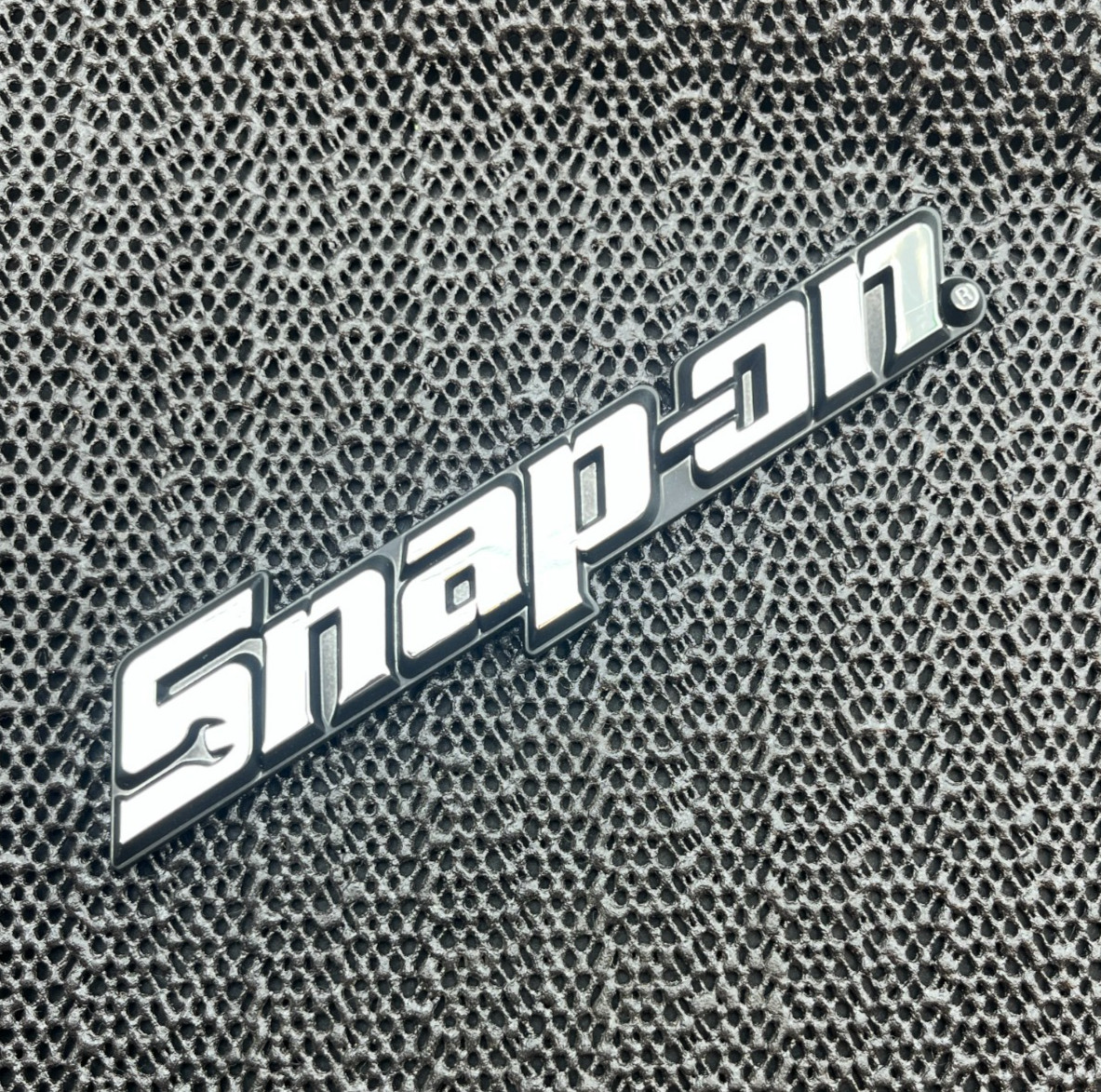 SMALL SNAP ON TOOLS TOOLBOX ROLL CAB CHROME BLACK 3D EMBLEM 115mm
