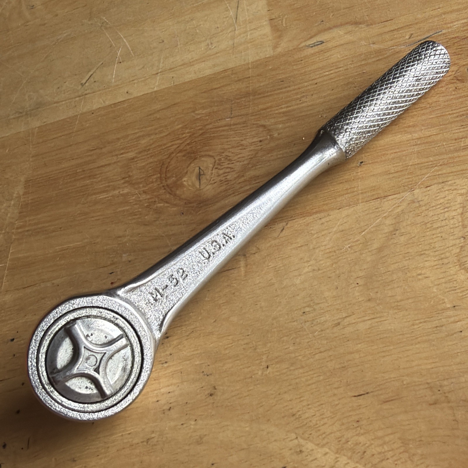 J.H. Williams 5″ Long Ratchet 1/4″ Drive Round Head Knurled Handle M-52 Vtg USA
