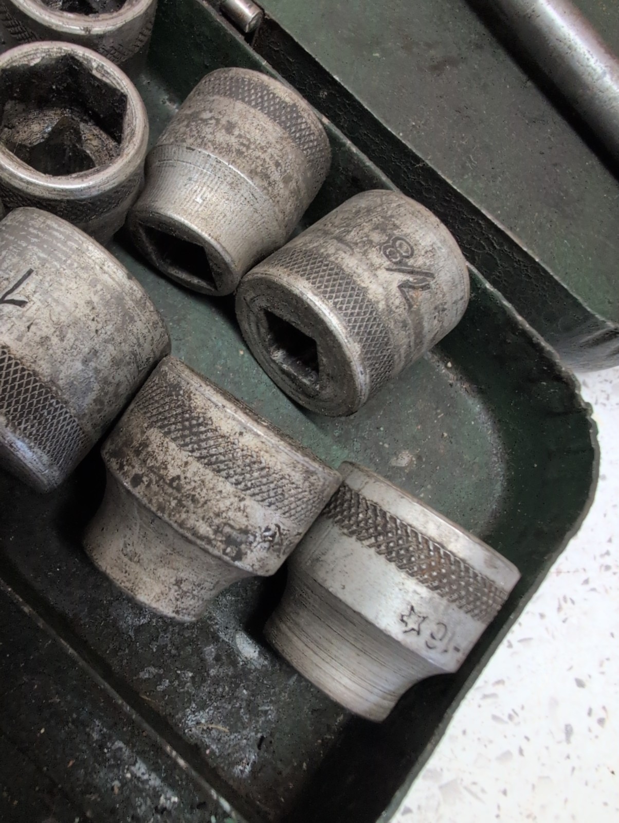 Vintage Indestro 1/2″ Drive Socket Wrench Set Metal Case 6 Point Hex Drive