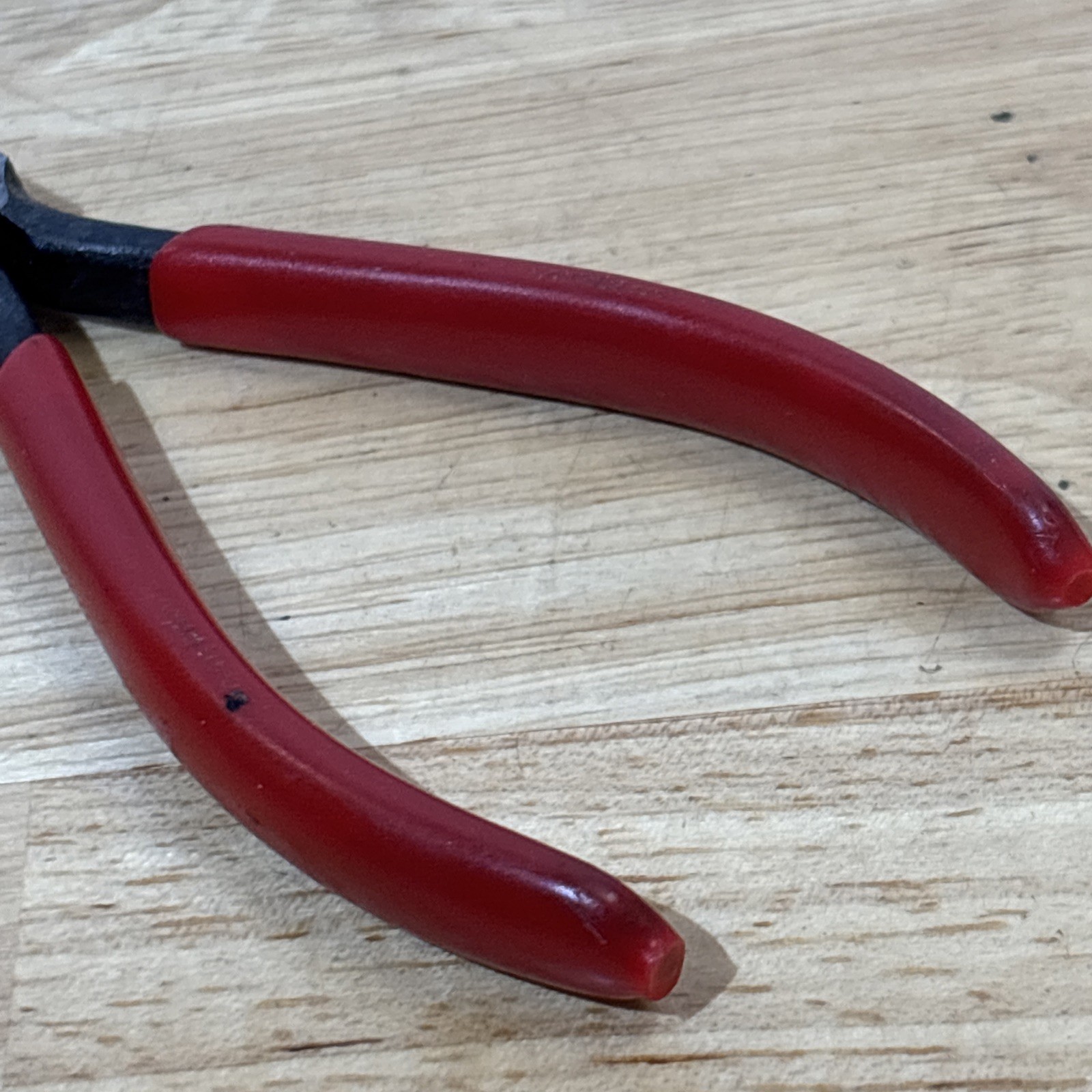 Dayton Mini 4.75″ Duck Bill Pliers Red Handle 6×089 Vtg USA
