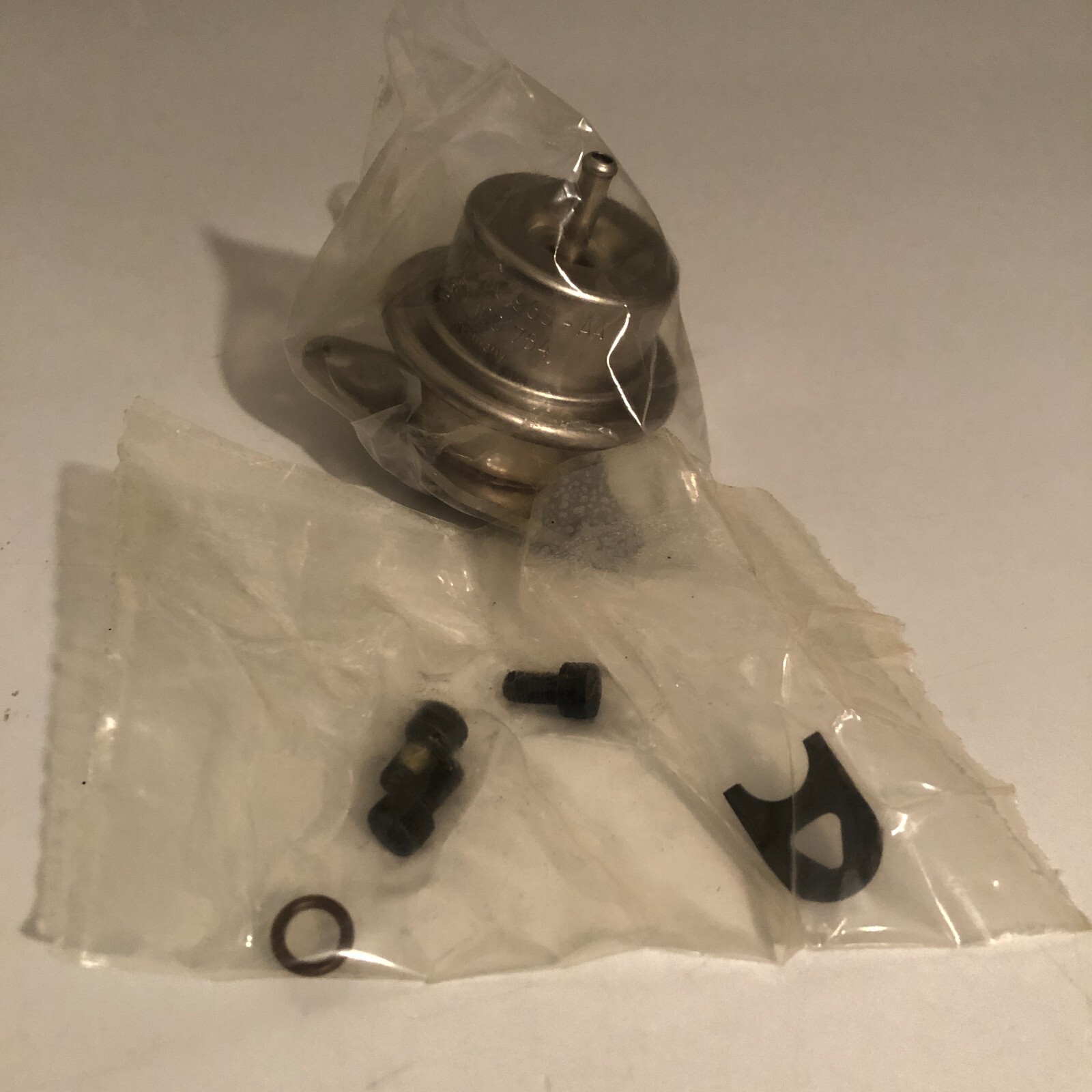 NOS Genuine OEM Ford F4TZ-9C968-A Fuel Pressure Regulator KIT 4.9L CM-4763