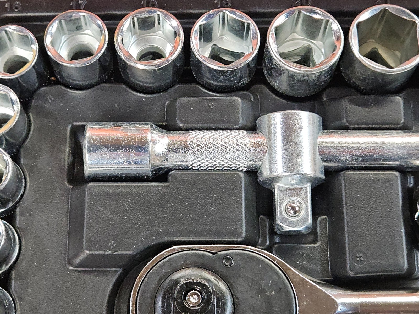 Mechanics tool kit. Socket Set, 1/2″ & 1/4″ Drive, Wrench Set Metric.