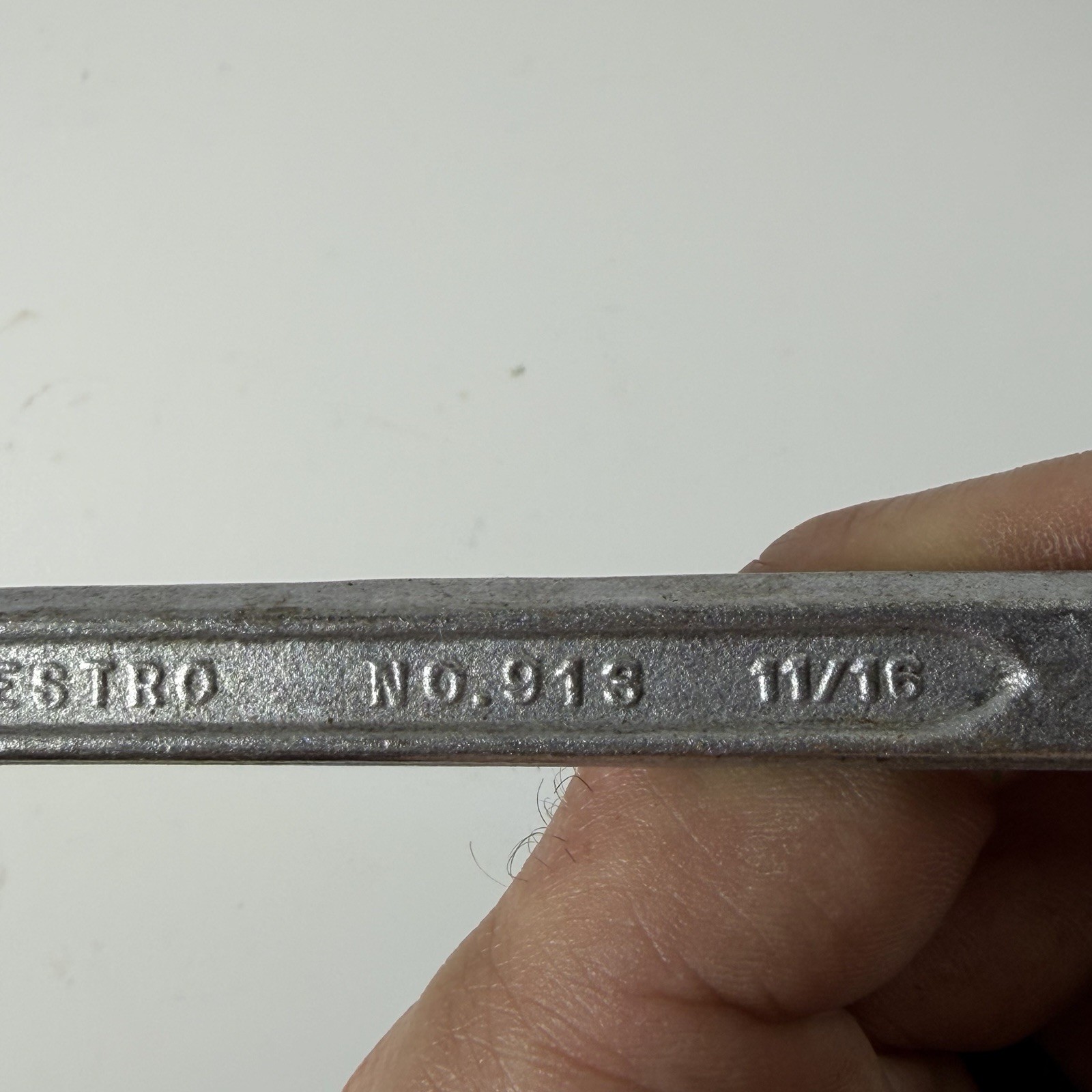 Indestro Select 5/8″-11/16″ Wrench Box End Offset SAE 12 Point #913 USA