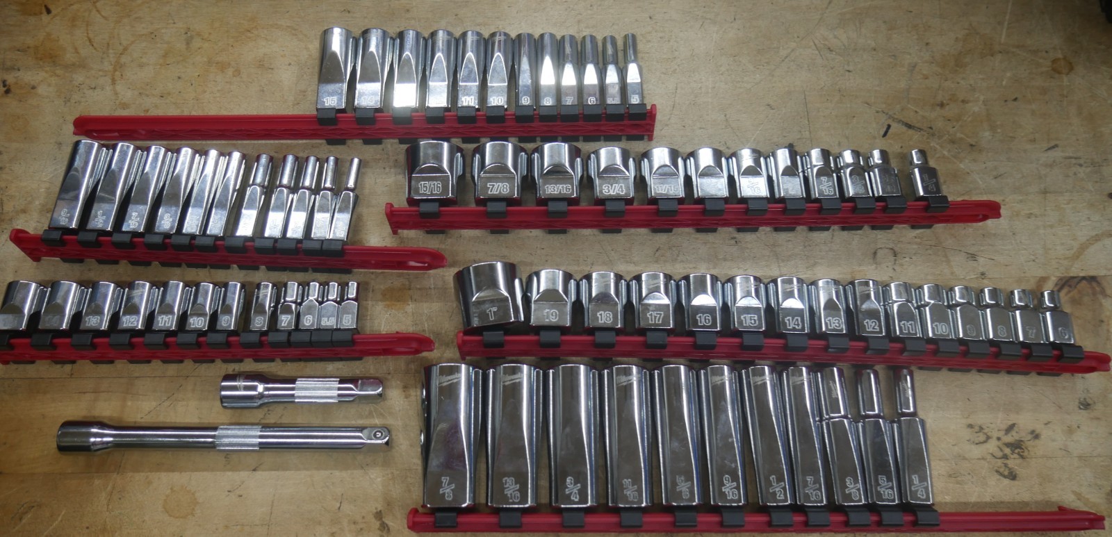 MILWAUKEE ASSORTED DEEP WELL & REGULAR SOCKETS METRIC & STANDARD 75 3/8, 1/4