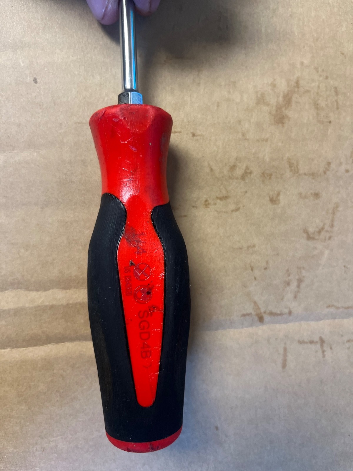 SNAP ON SGD4B – 9.75″ LONG FLAT BLADE COMFORT GRIP -RED/BLACK HANDLE-LOT#33
