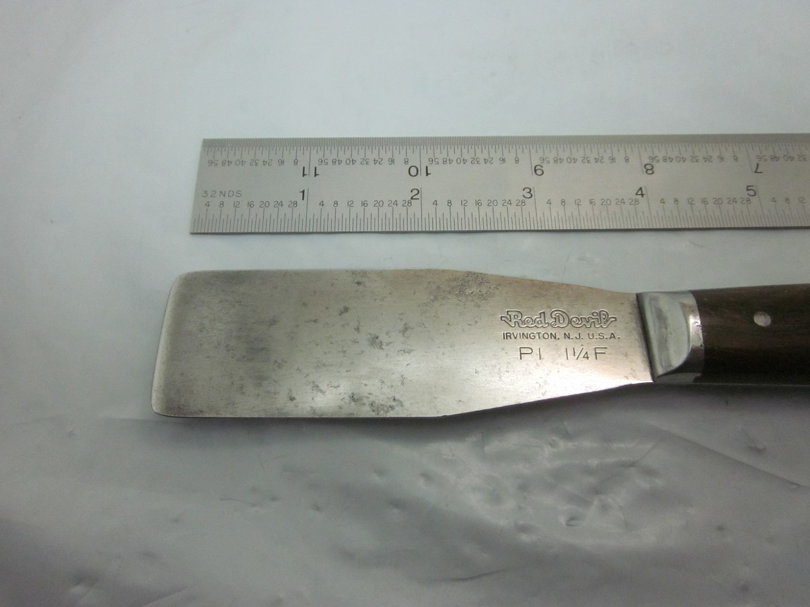Red Devil 1&1/4″F Flexable Putty Knife Wood Handle 3 Pins USA 1940’s~1950’s Era