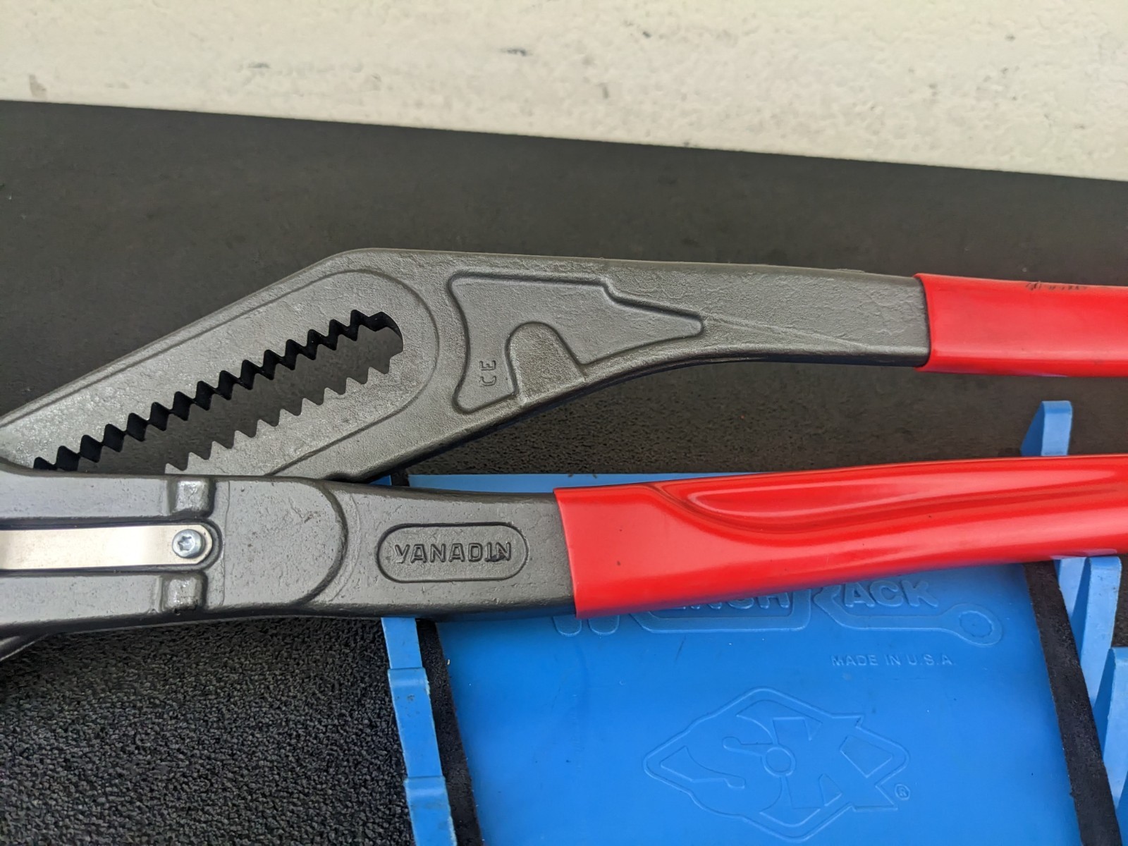 #bm389 Knipex 8701560 22″ Cobra self gripping pliers