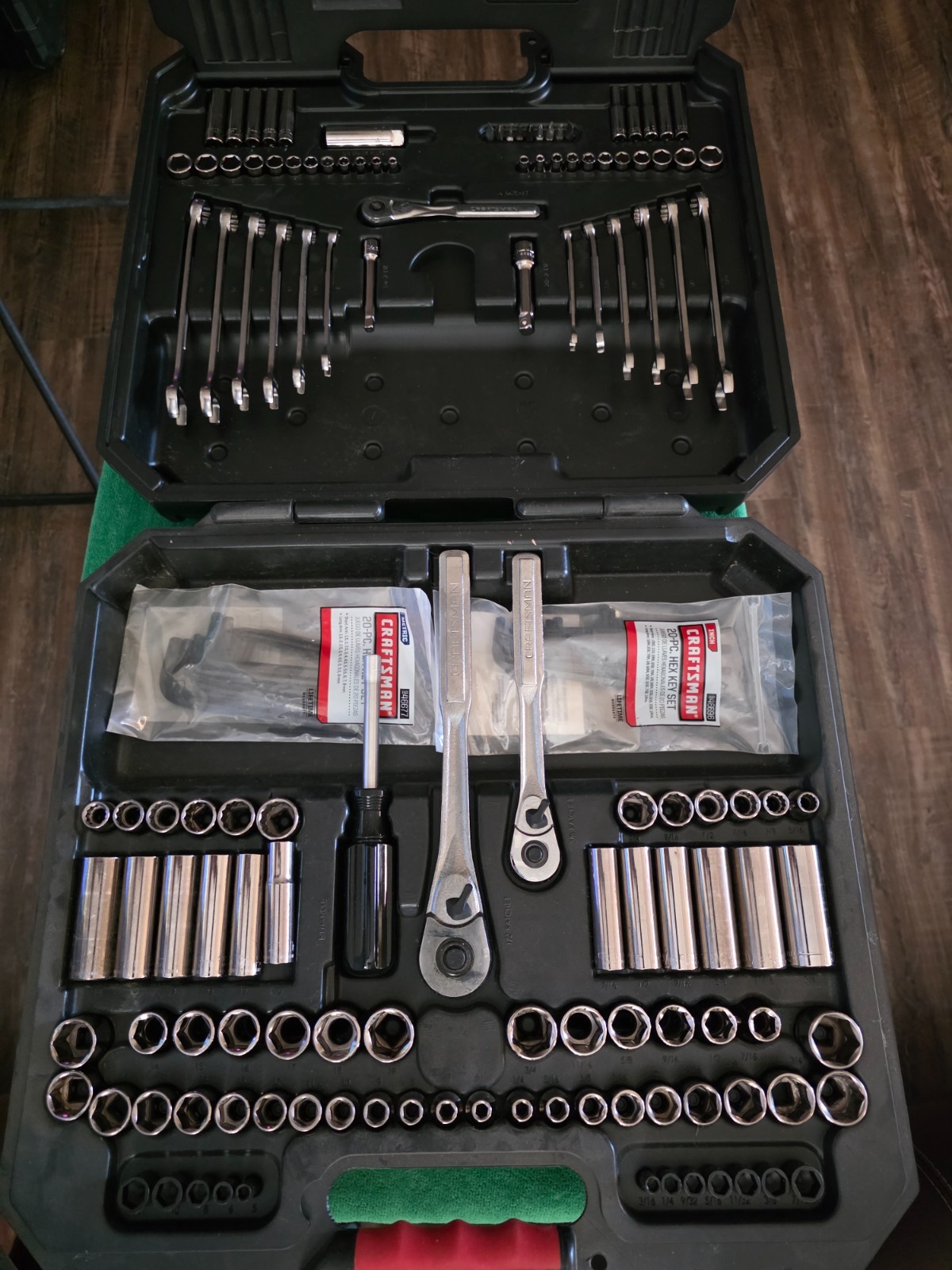 Craftsman 154 pc. socket set SAE/Metric sizes complete with case