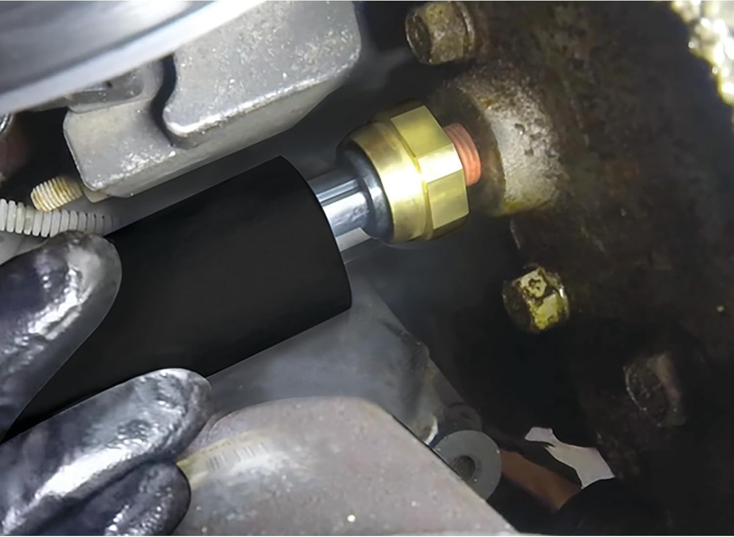Versatile W80590 Oil Pressure Socket Accepting Switches Up to 2-5/8 Inches