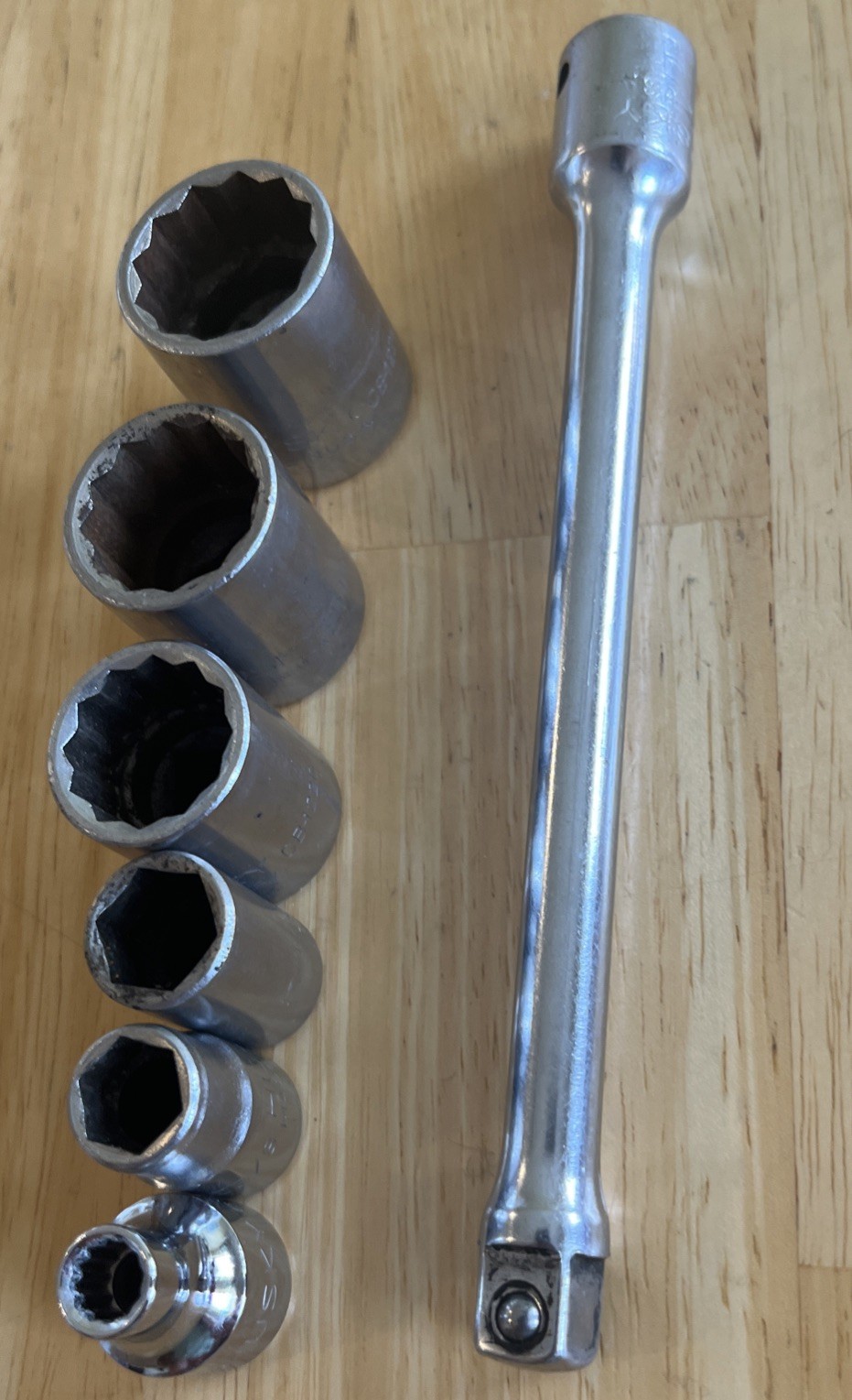 Husky Stubby Ratchet 129277 1/4 & 3/8 Double Sided + 6 Sockets & 6” Extension