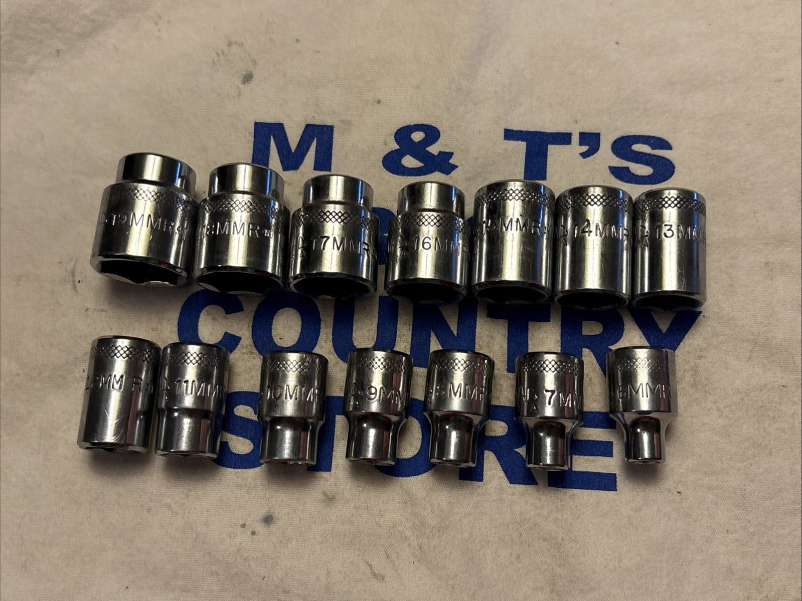 Mac Tools USA 3/8″ Drive 6pt 14pc Metric Chrome Socket Set 6mm-19mm SXM146TR