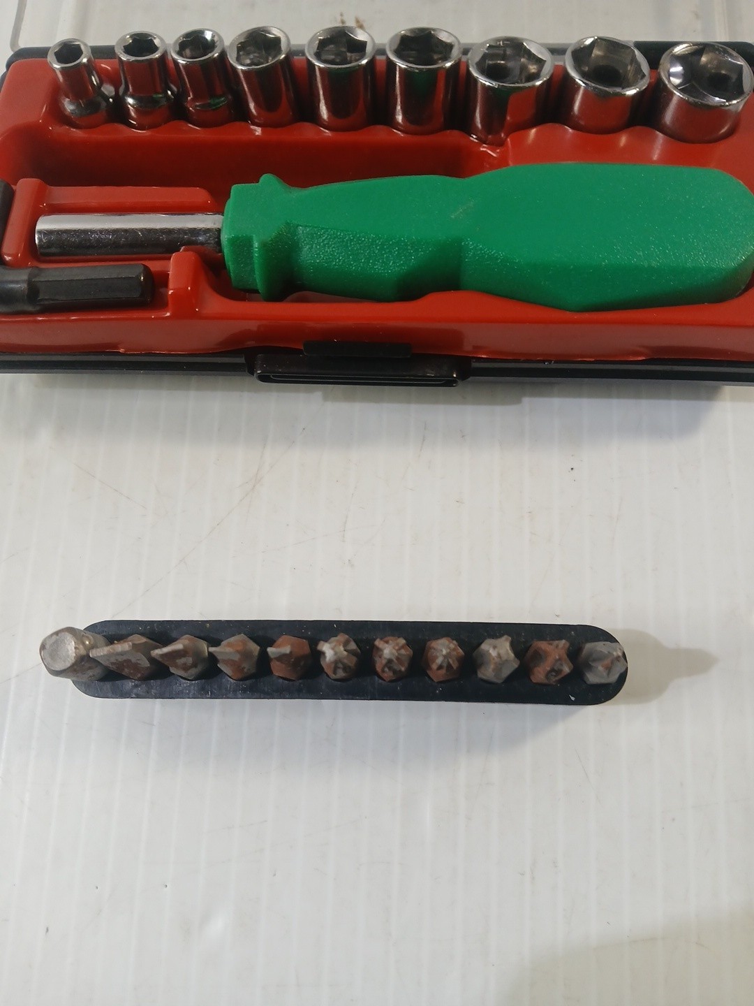 22 Piece Set Tools Socket, Multiple Bits With Attachment Handle Pre-owned