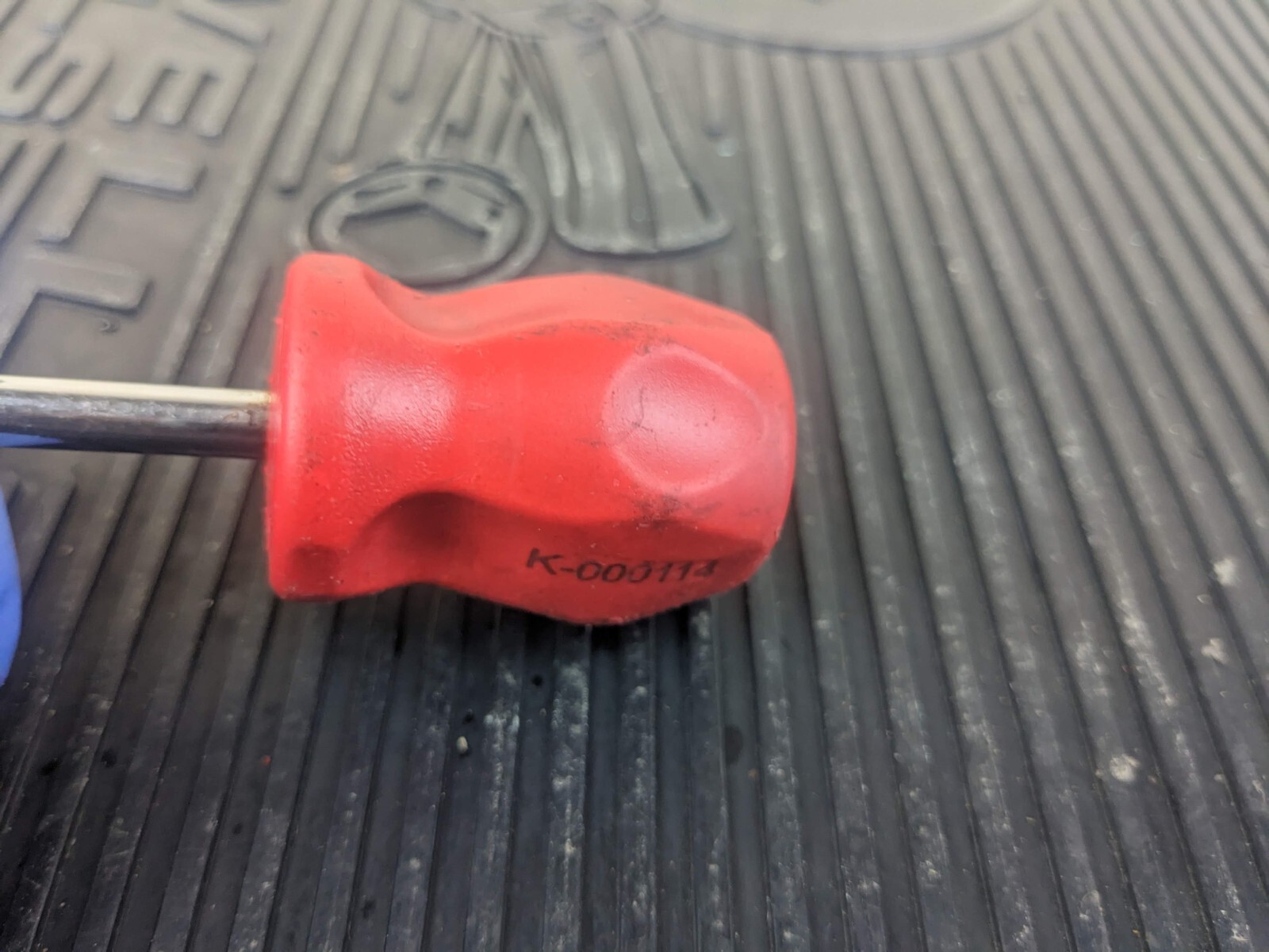 #az235 Snap on Tools SHD1 Stubby Hard Handle Flat Screwdriver RED