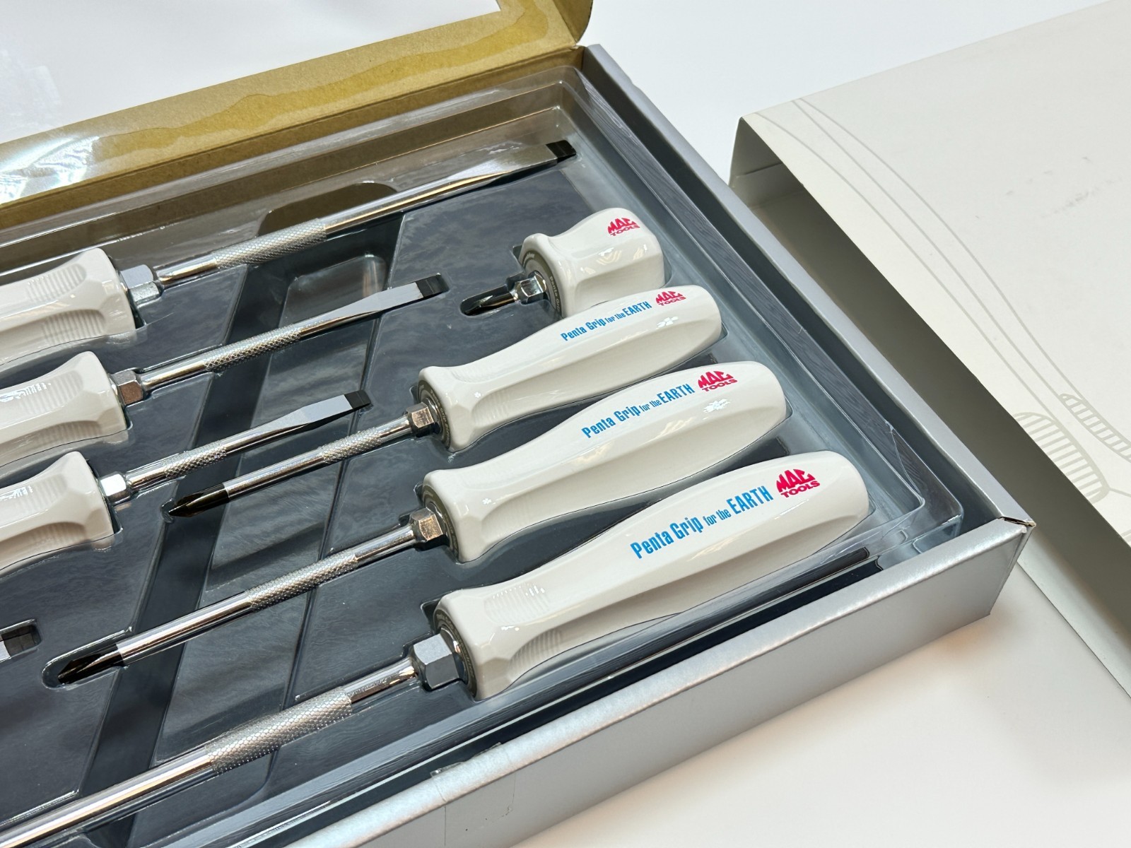 NEW MAC Tools RARE Japan Limited Edition White PENTA-GRIP Handle Screwdriver Set