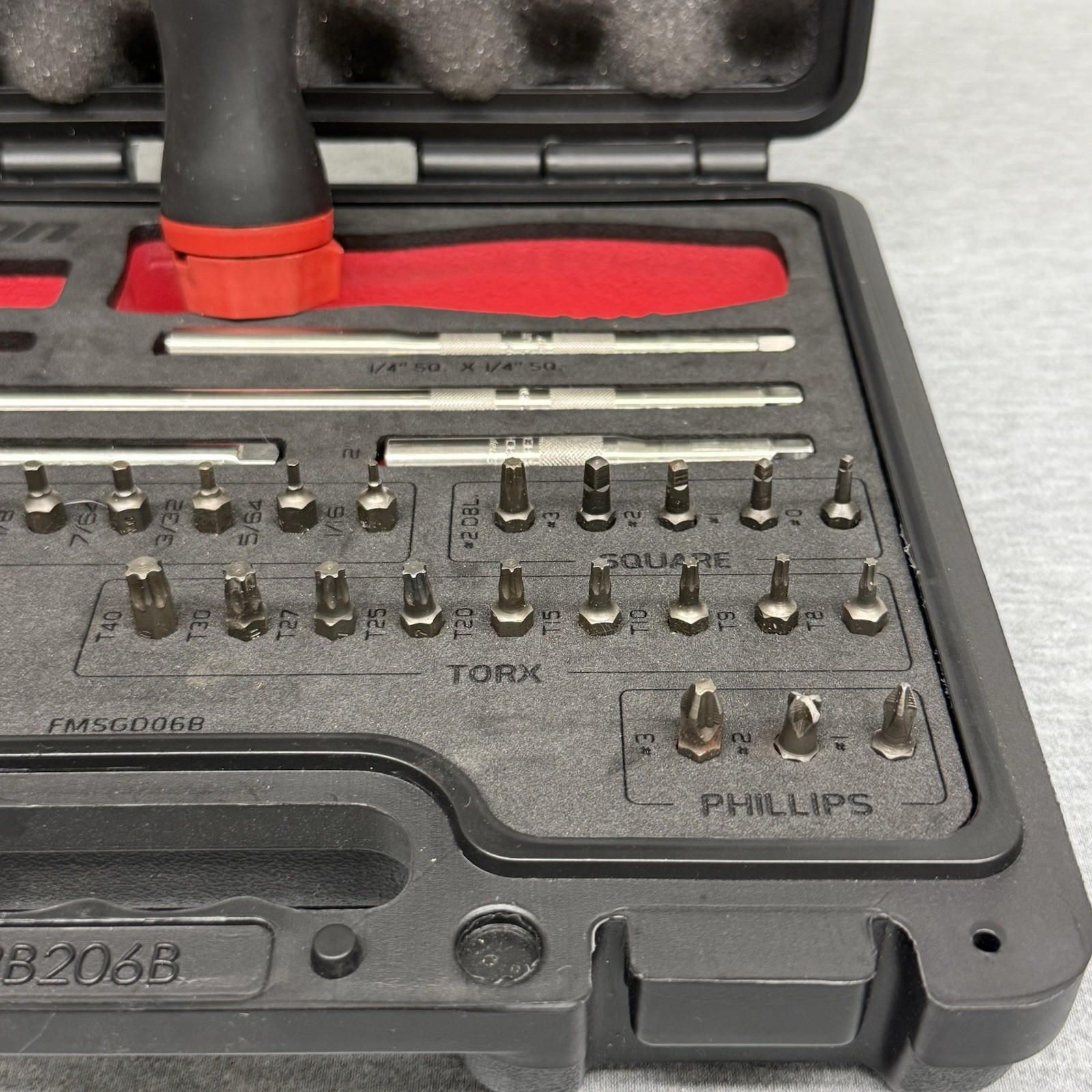 Snap-On SGDMRC44FR – 42 Piece Ratcheting Screwdriver & Bit Set W/ Case