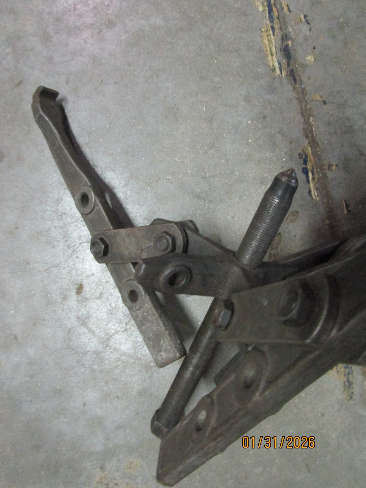 True Craft USA Large 3 or 4 Jaw Automotive Puller