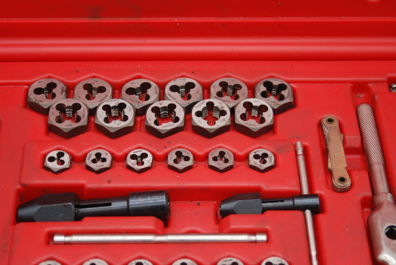 Matco Tools 76pc Machine Screw SAE & Metric Tap & Die Threading Set 676TD