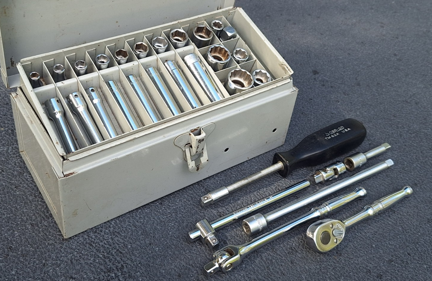 RARE 1968 Snap On R5094 30-pc Small Bolt & Nut 1/4 & 3/8 Socket Set w/GREY Case