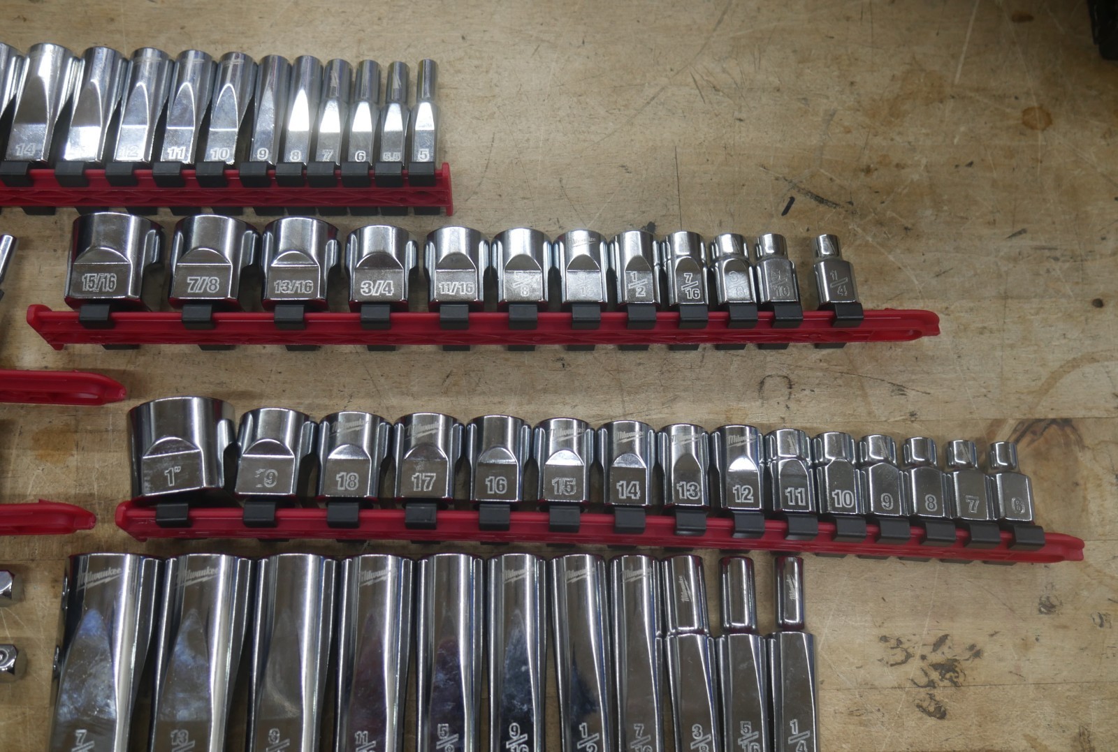 MILWAUKEE ASSORTED DEEP WELL & REGULAR SOCKETS METRIC & STANDARD 75 3/8, 1/4
