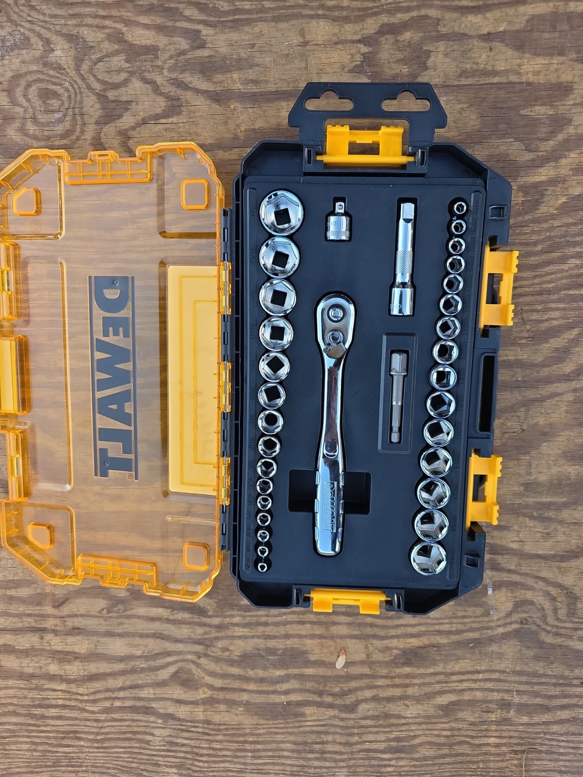 DeWalt 1/4″ And 3/8″ Drive Socket set NEW–DWMT81097