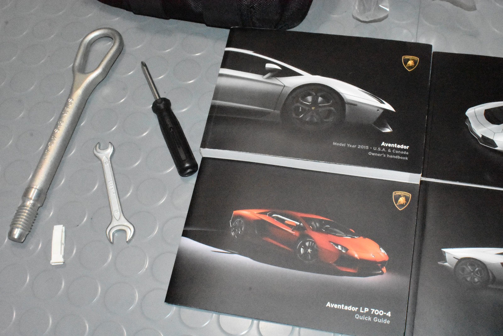 2015 Lamborghini AVENTADOR Owners Manual KIT TIRE TOOL AIR COMPRESSOR PUMP – SET