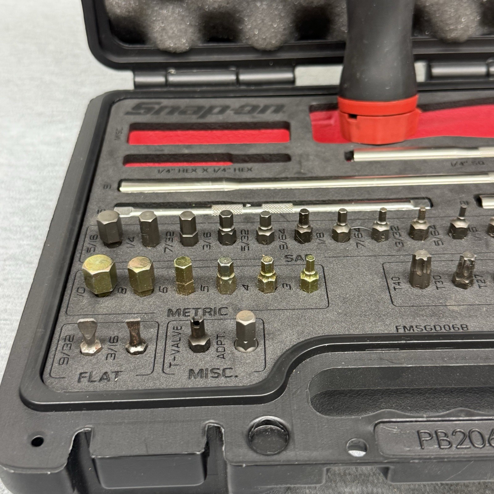Snap-On SGDMRC44FR – 42 Piece Ratcheting Screwdriver & Bit Set W/ Case