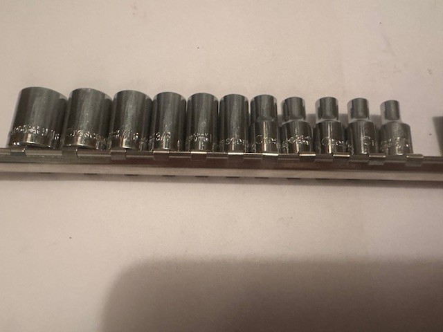 NEW – OPEN BOX CRESCENT 22 PC 1/4″ DRIVE 6 POINT METRIC / SAE SOCKET SET W/ RAIL