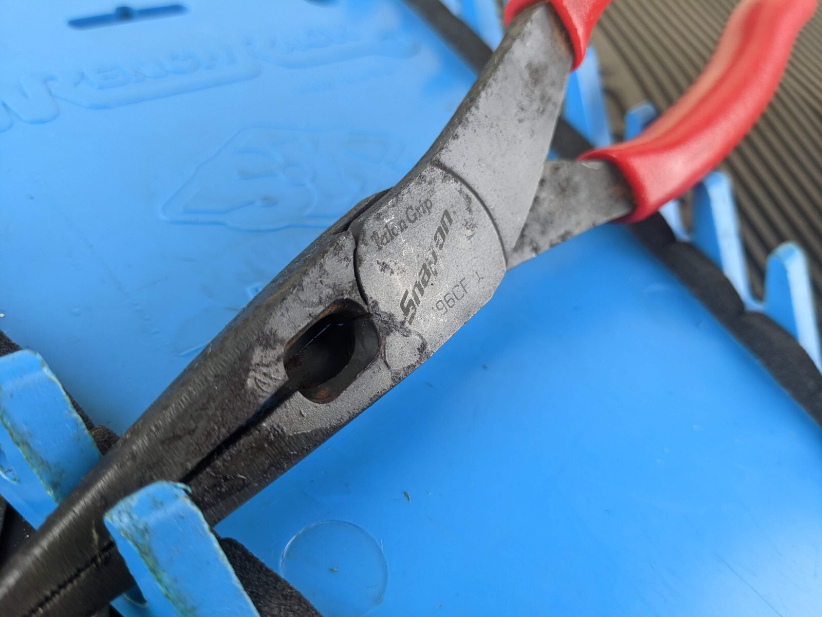 #am833 Snap-On 8″ Talon Grip Needle Nose Pliers Red 196CF