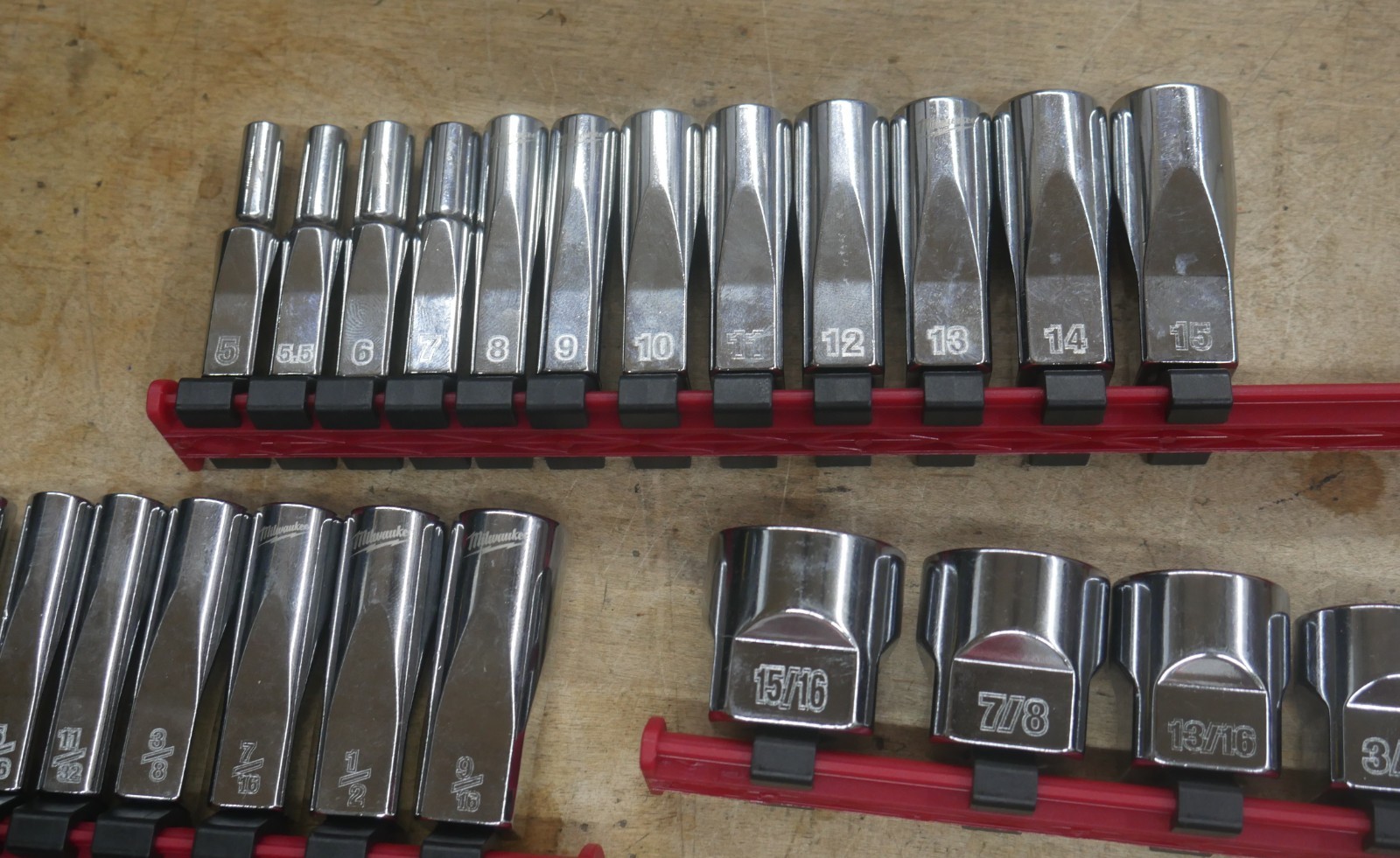 MILWAUKEE ASSORTED DEEP WELL & REGULAR SOCKETS METRIC & STANDARD 75 3/8, 1/4