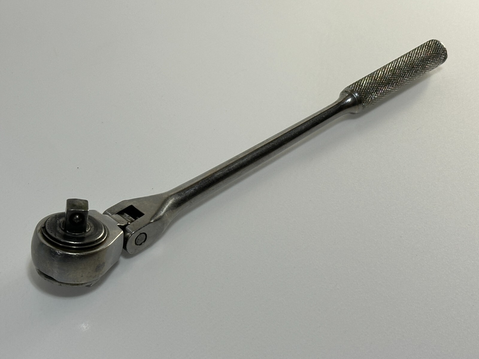 JOHN DEERE Tools USA TY3522 3/8″ Drive Flex Head Ratchet – Chrome Knurled Handle