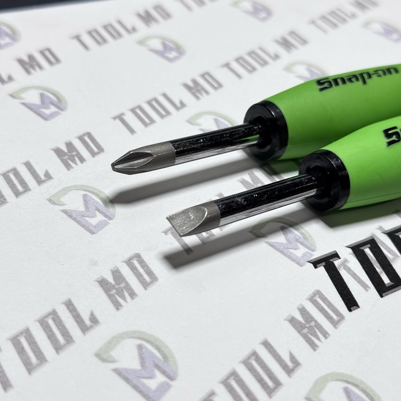 Snap-on Tools NEW 2pc CUSTOM REVERSE GREEN Ratchet Handle Stubby Screwdriver Set