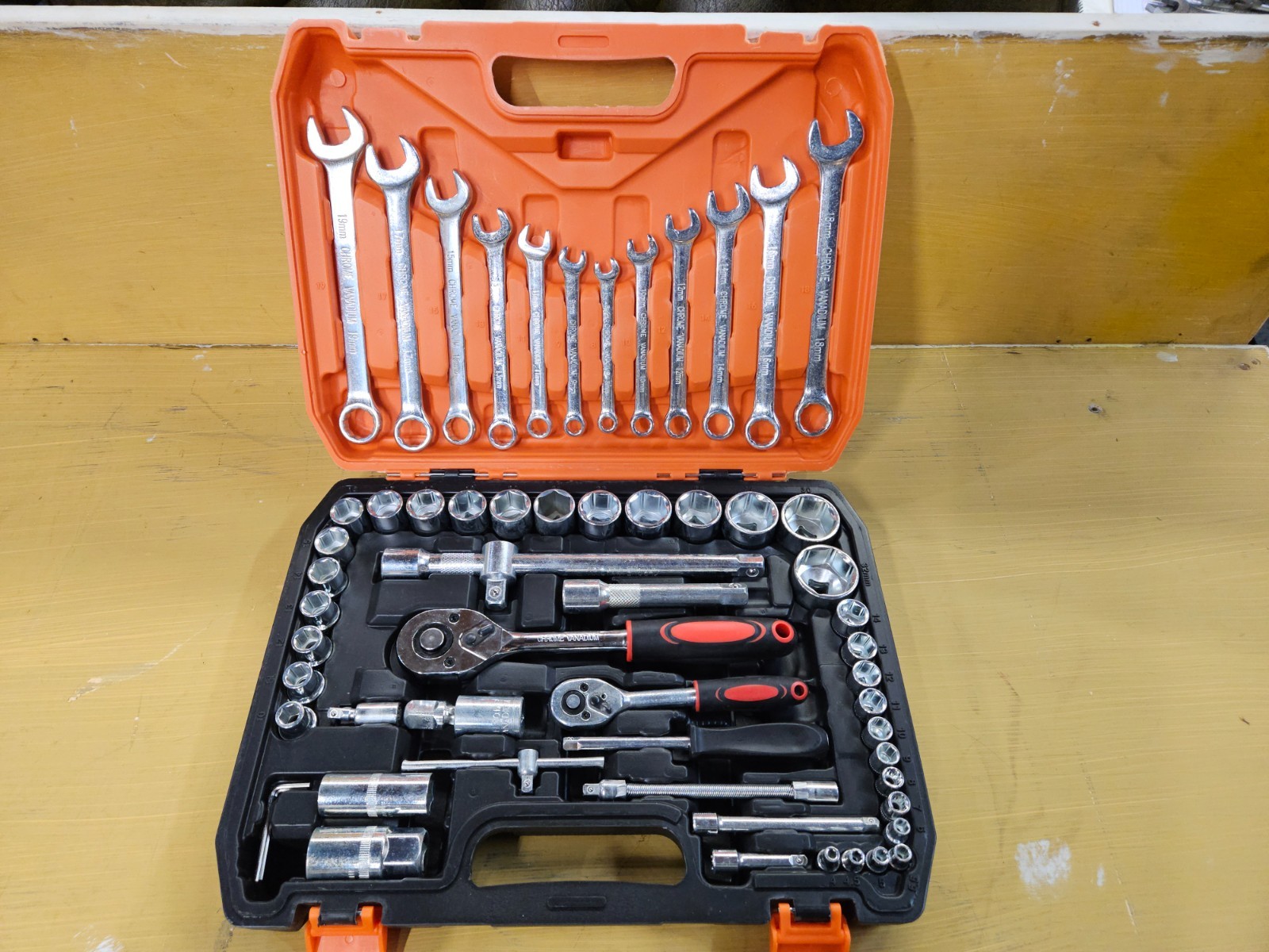 Mechanics tool kit. Socket Set, 1/2″ & 1/4″ Drive, Wrench Set Metric.
