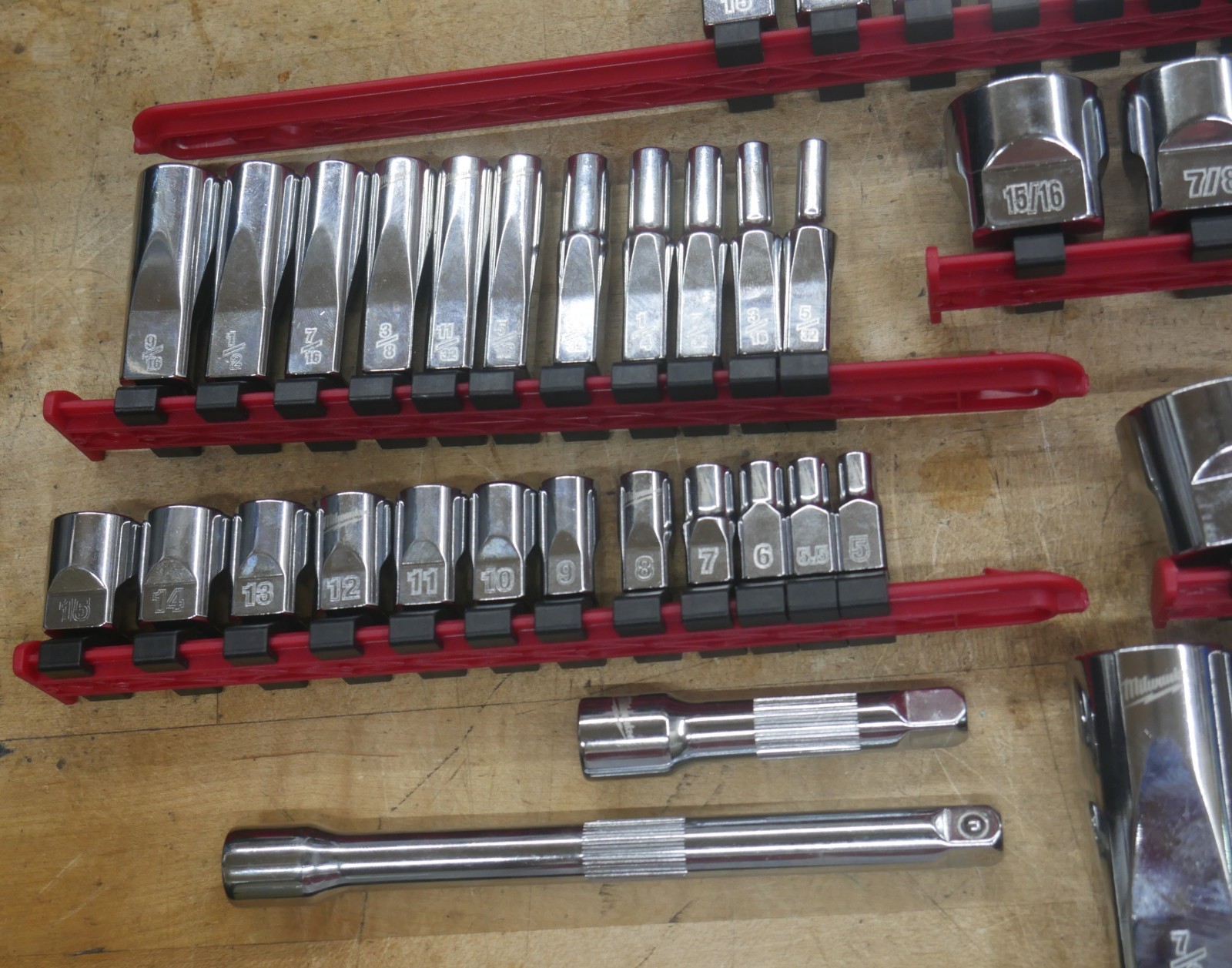 MILWAUKEE ASSORTED DEEP WELL & REGULAR SOCKETS METRIC & STANDARD 75 3/8, 1/4