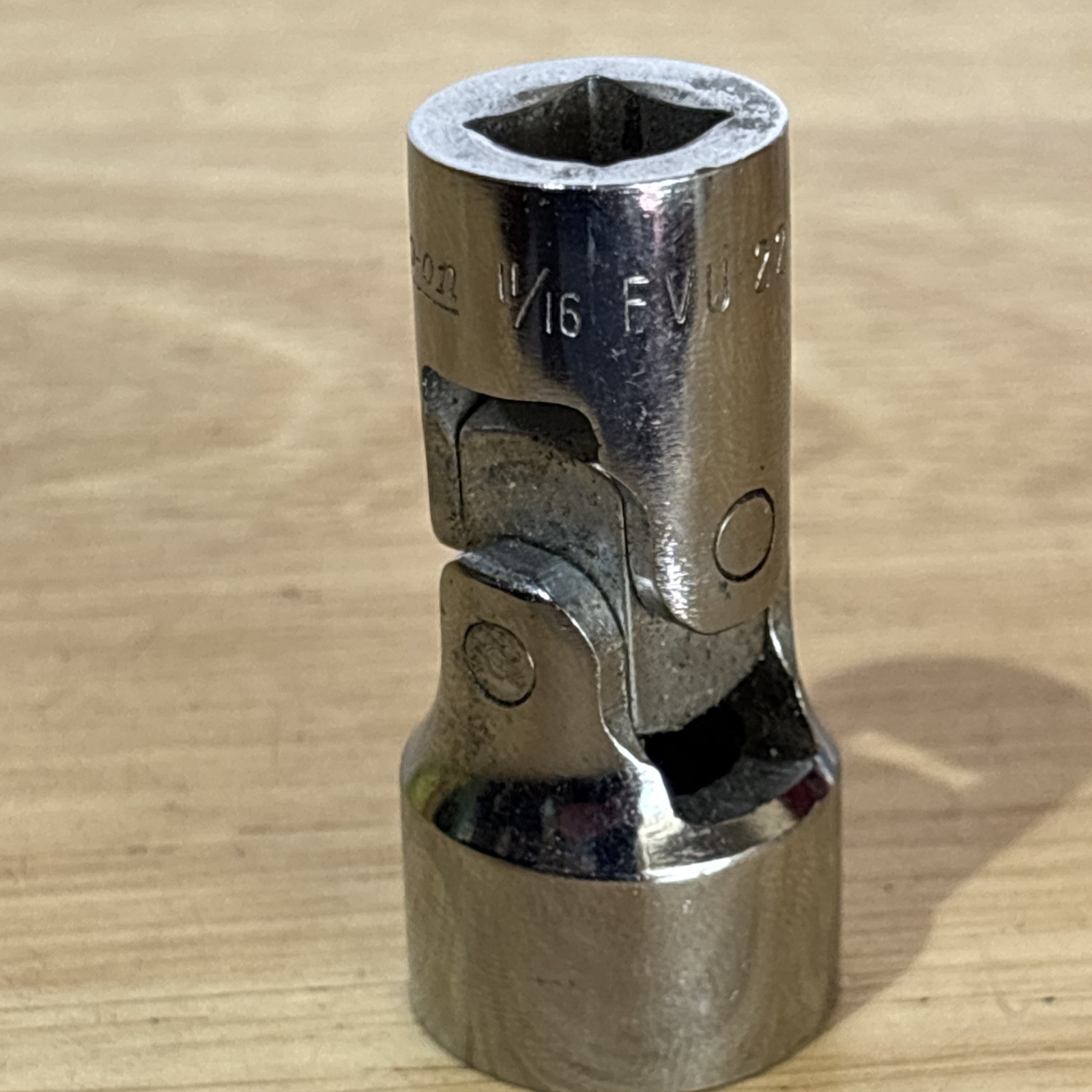 Snap On 11/16″ Shallow Universal Swivel Socket 3/8″ Drive 12 Point FVU22 Vtg USA