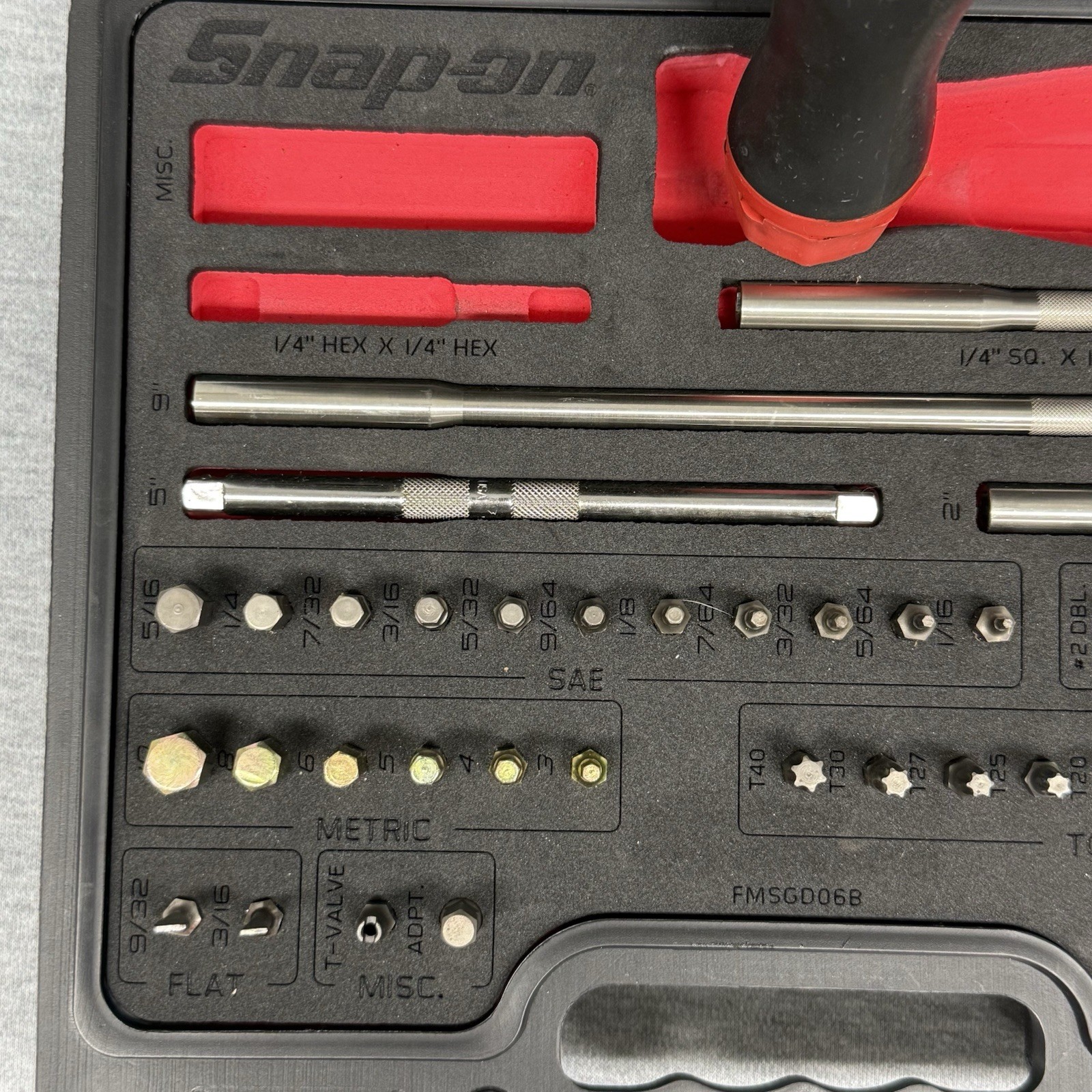 Snap-On SGDMRC44FR – 42 Piece Ratcheting Screwdriver & Bit Set W/ Case