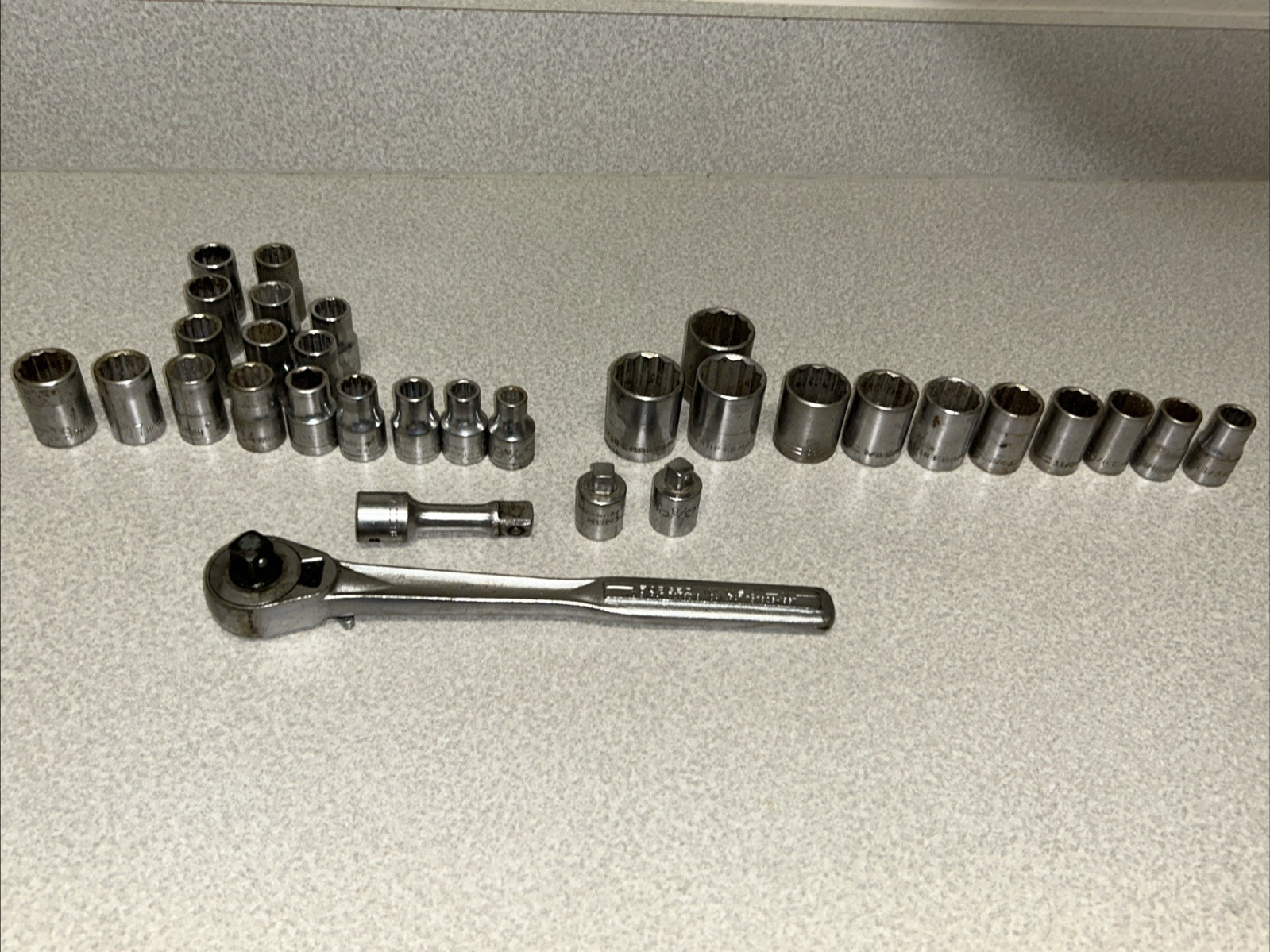 32 pc Assorted Craftsman metric sae sockets Ratchet extension adapters 1/2″ dr