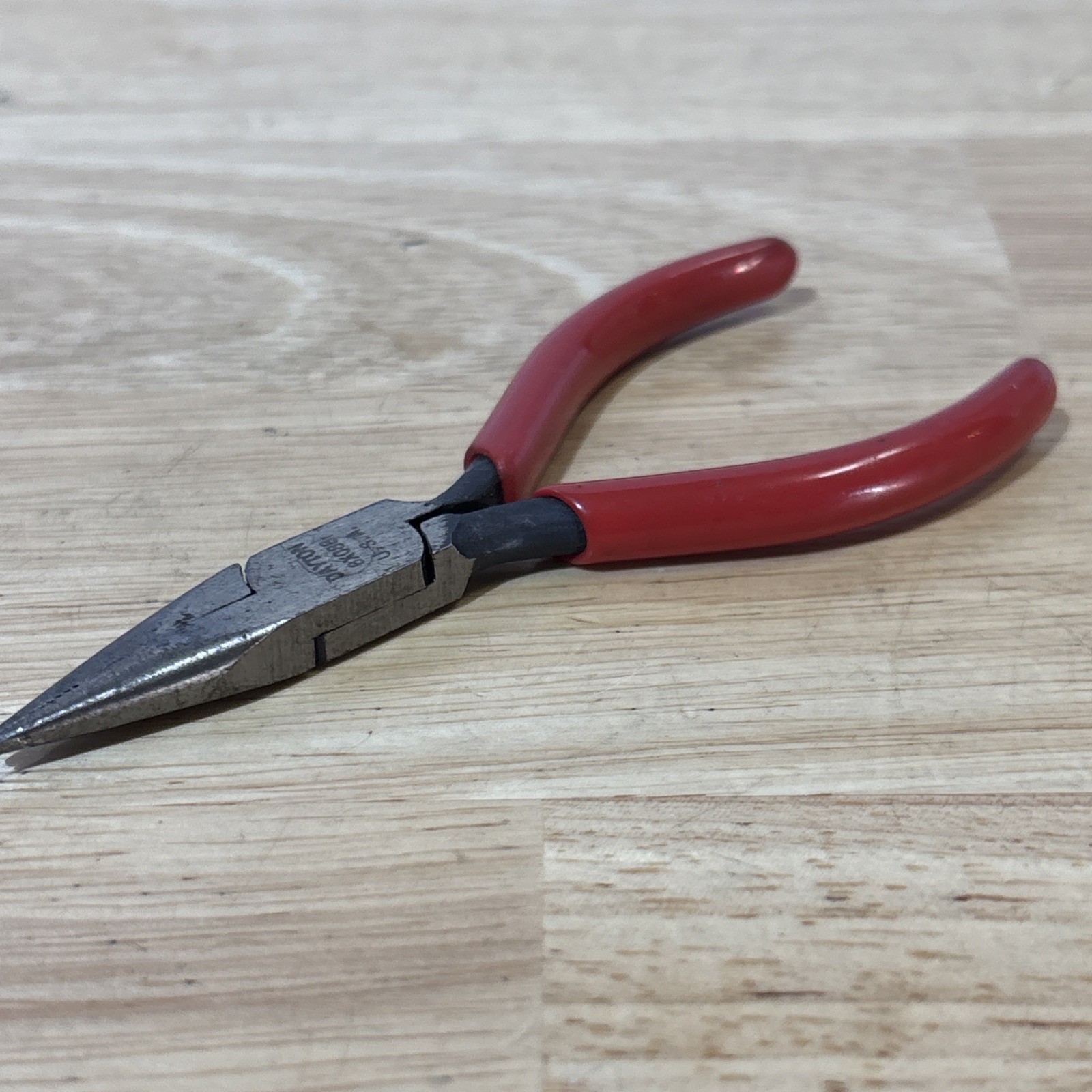 Dayton Mini 4.25″ Needle Nose Pliers Red Handle 6×088 Vtg USA
