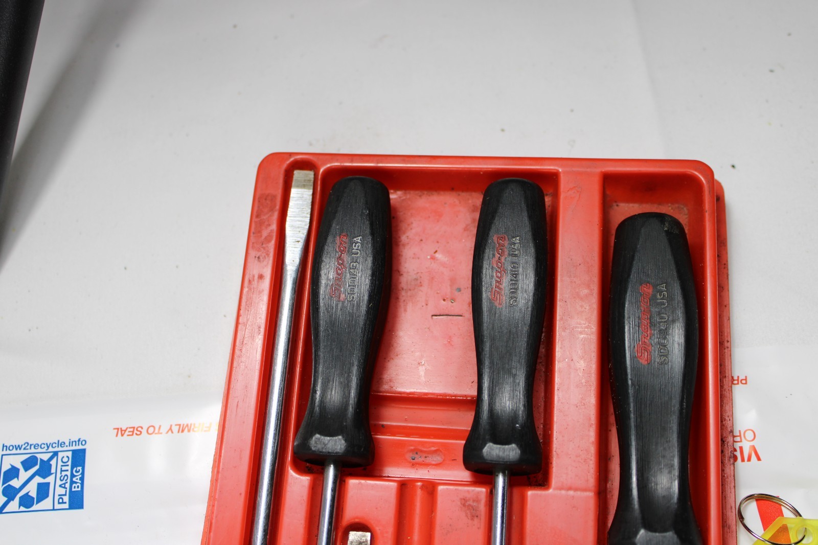 SNAP ON 8PC BLACK HARD HANDLE FLAT TIP SCREWDRIVER SET #SDD SERIES IN RED TRAY