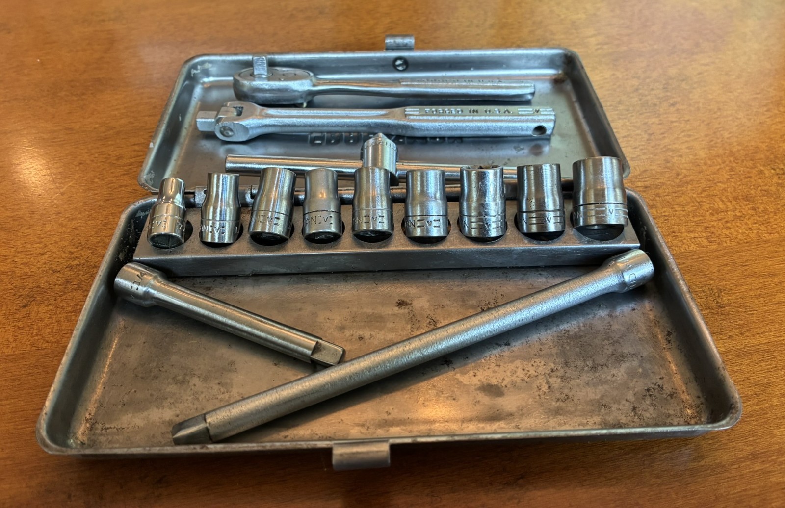 Vintage Craftsman 1950’s 1/4″ socket set. Oil port ratchet. Complete, Clean =V=.