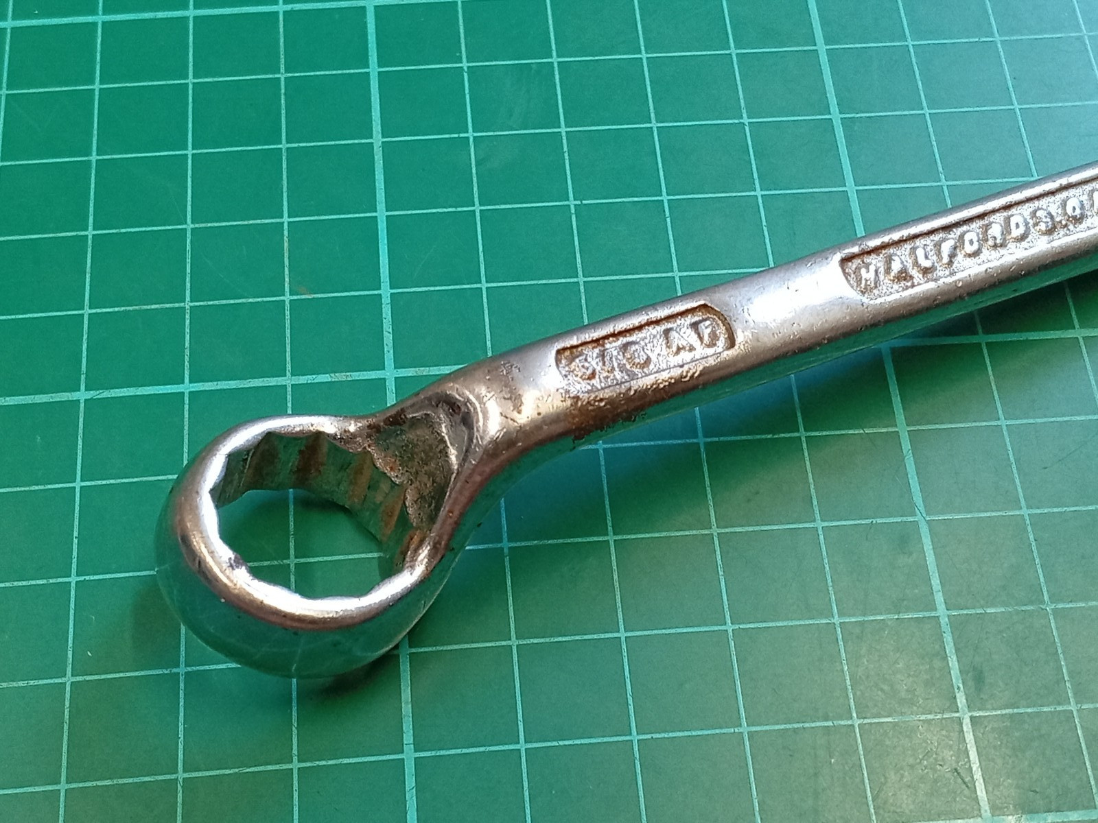 Vintage Halfords 9/16″ x 5/8″ AF, Chrome Vanadium, Offset Ring Spanner, England