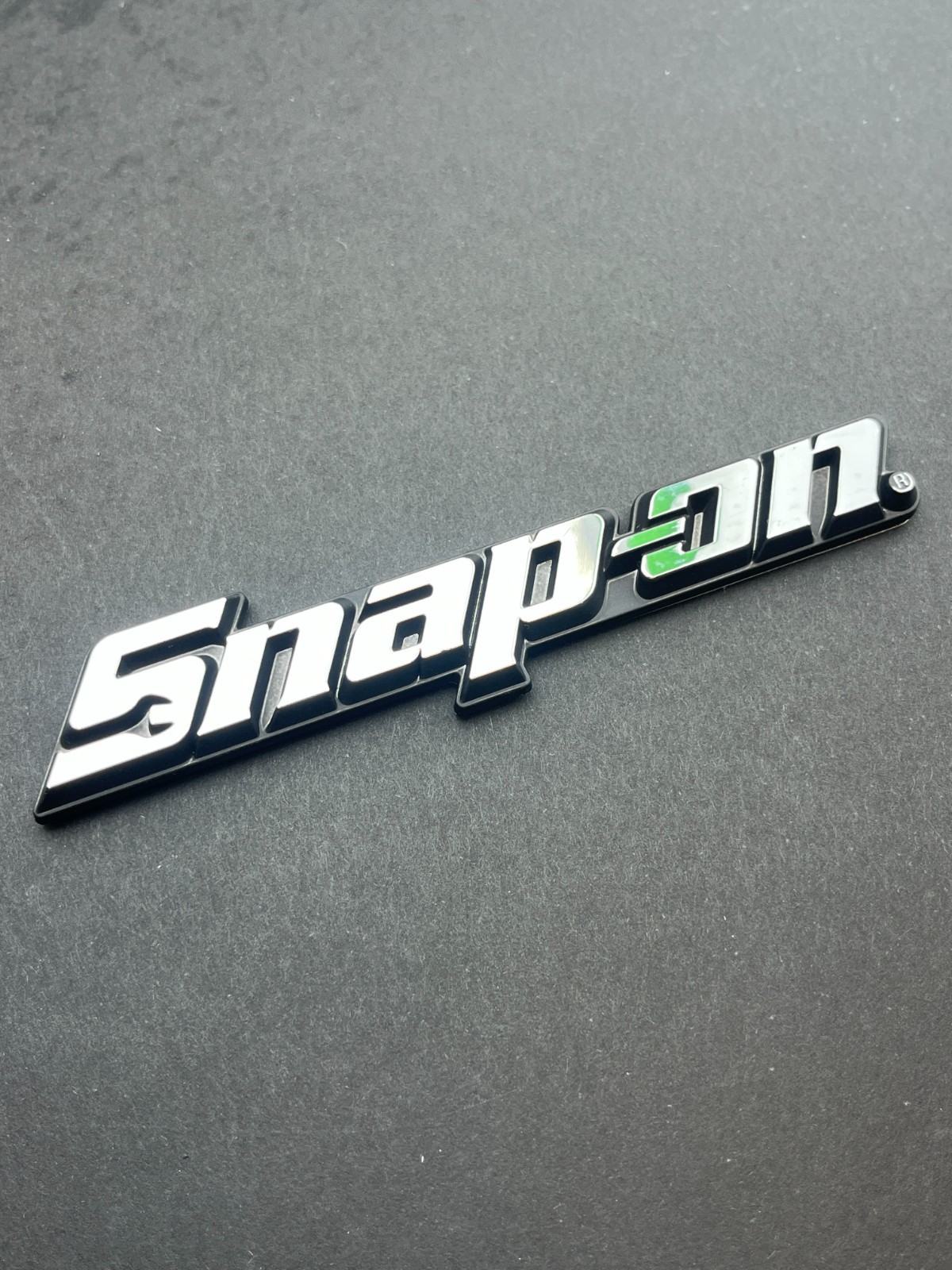 SMALL SNAP ON TOOLS TOOLBOX ROLL CAB CHROME BLACK 3D EMBLEM 115mm