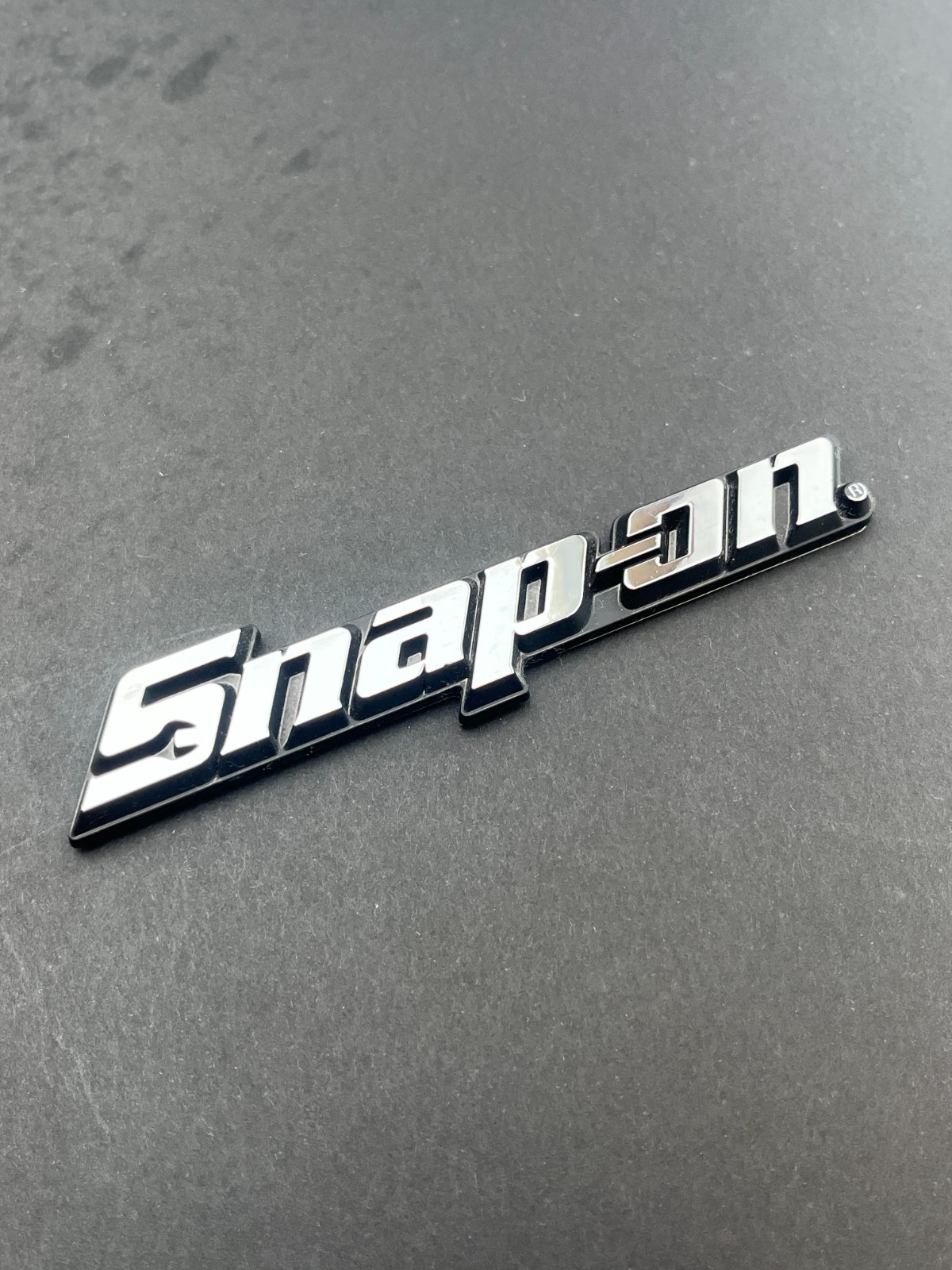 SMALL SNAP ON TOOLS TOOLBOX ROLL CAB CHROME BLACK 3D EMBLEM 115mm