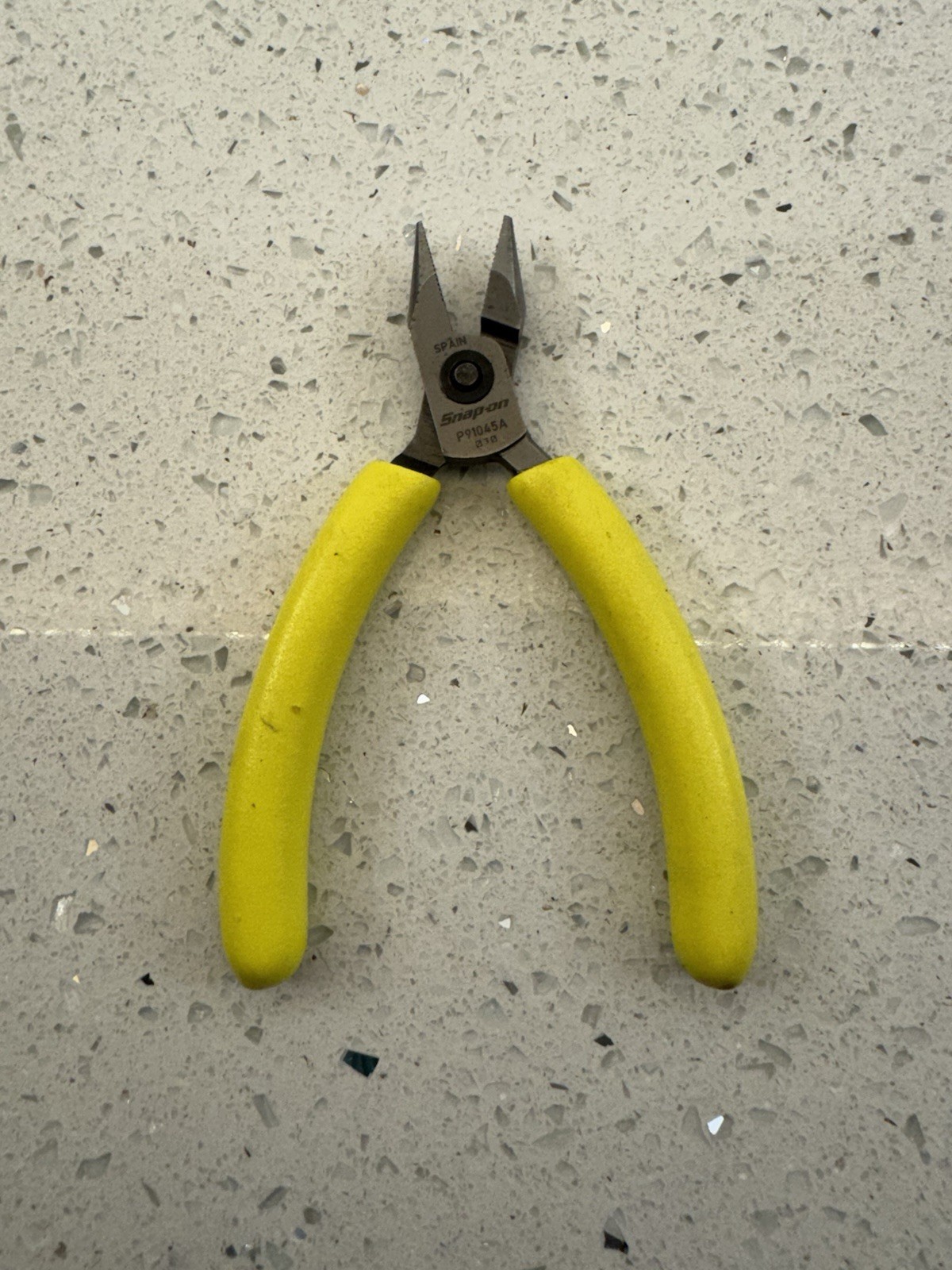 Snap-on Tools SPAIN HIVIZ 4-1/2″ Soft Snipe Nose Precision Pliers P91045AHV