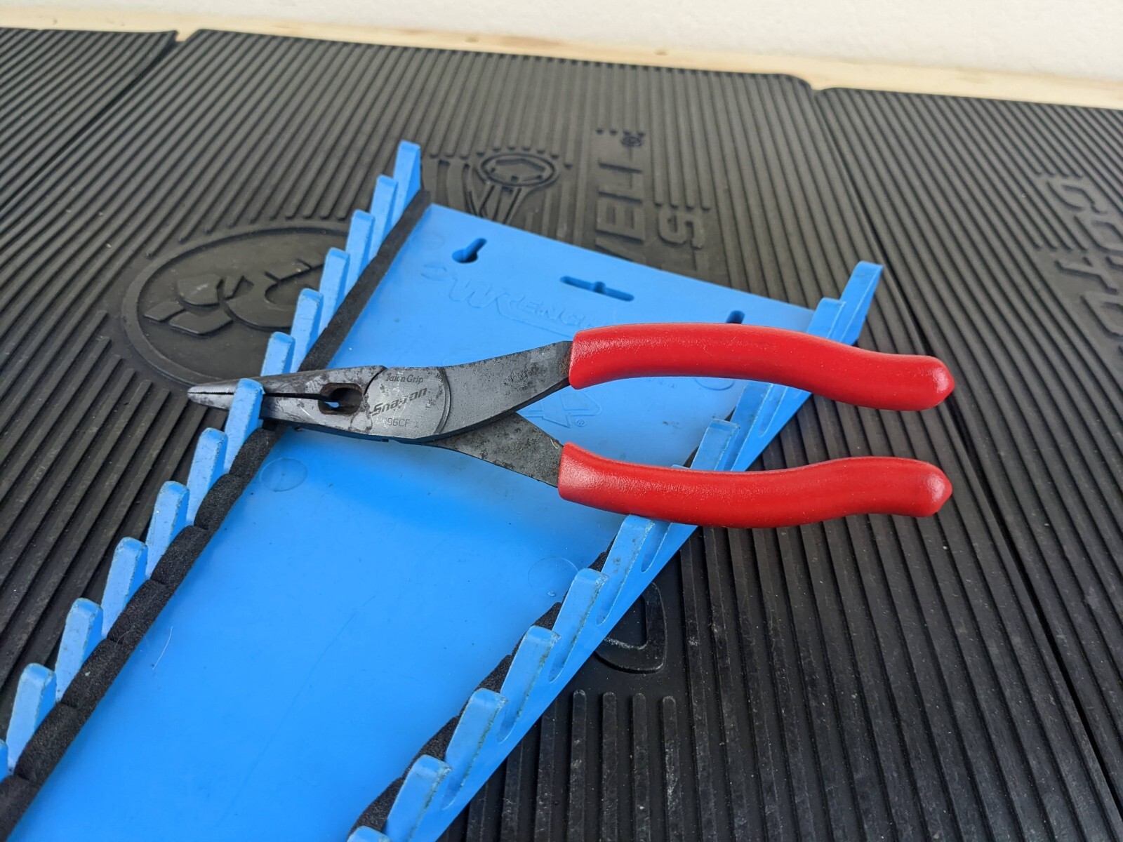 #am833 Snap-On 8″ Talon Grip Needle Nose Pliers Red 196CF